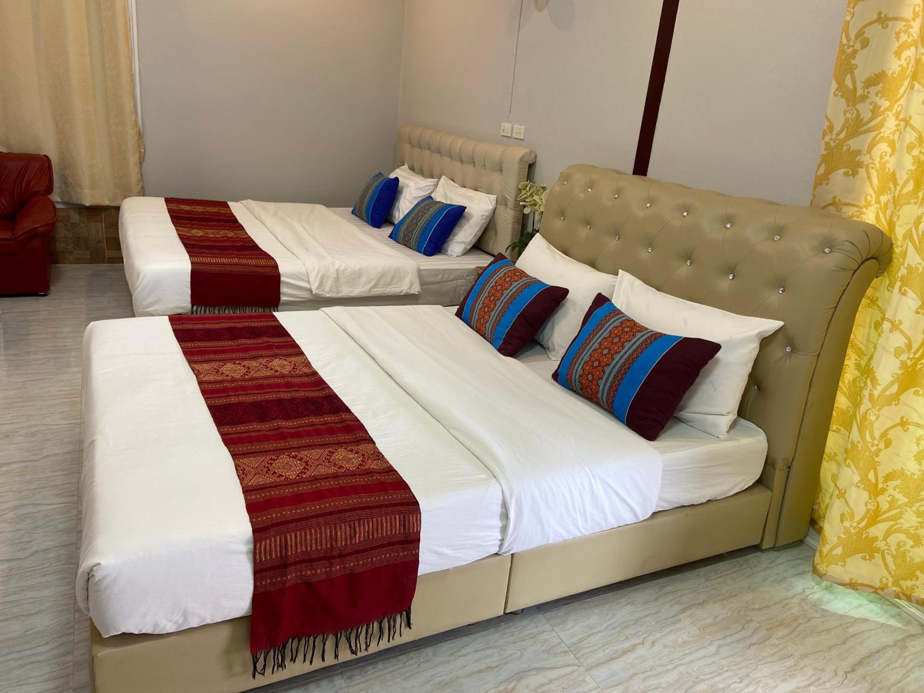 Quadruple Room with Bathroom - Photo 13