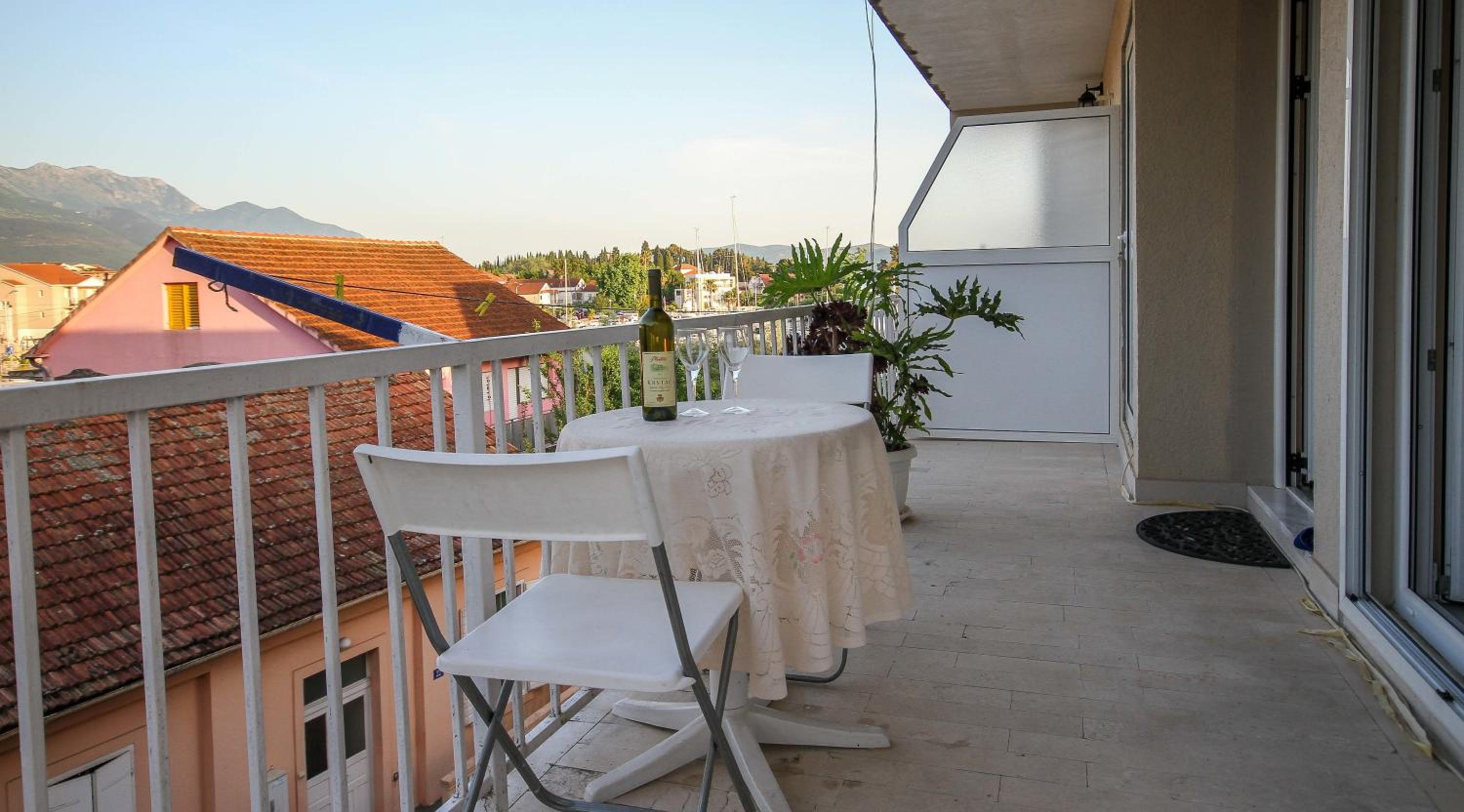 One-Bedroom Apartment with Balcony - Photo 3