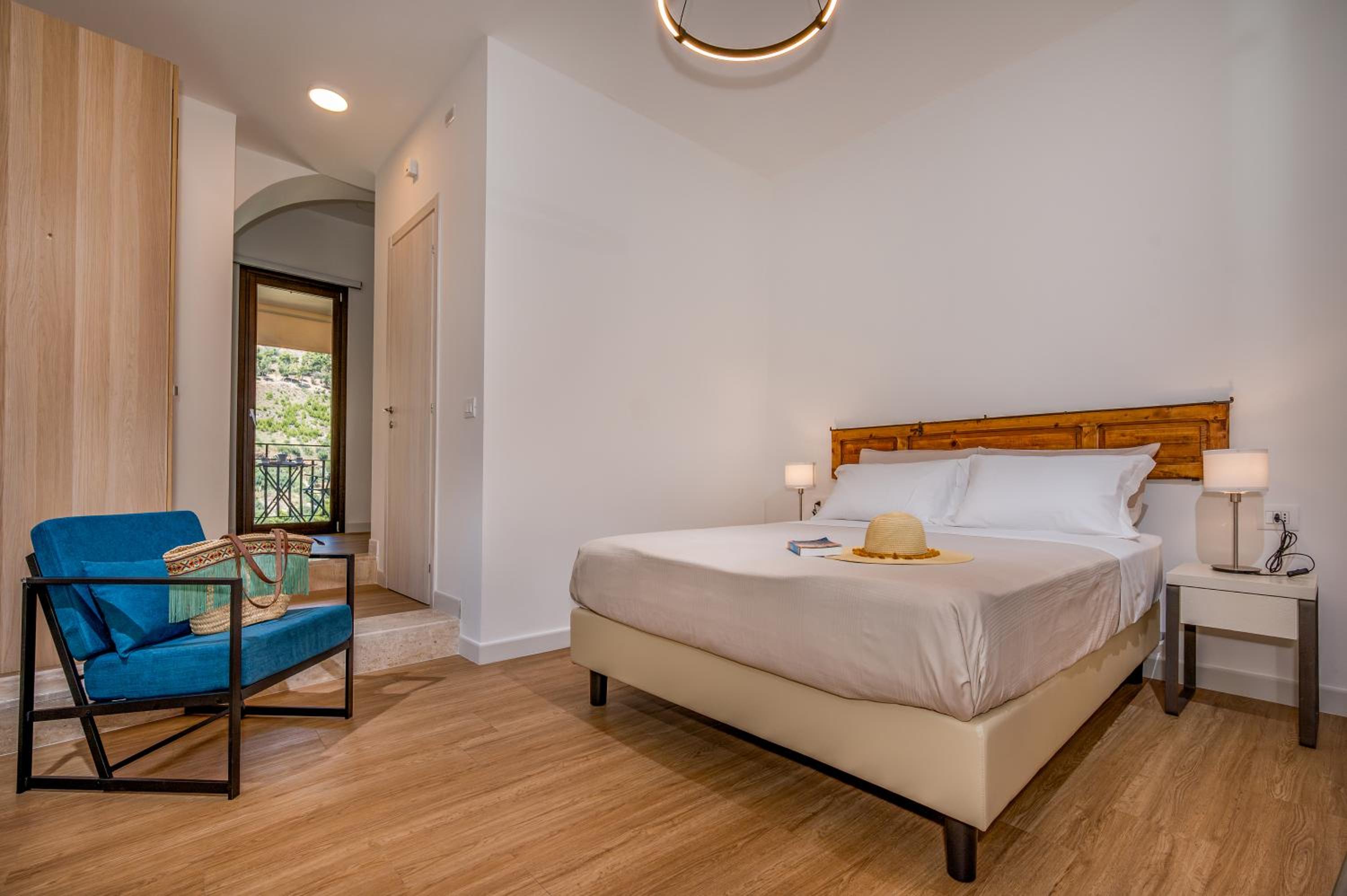 Deluxe Suite with Sea View photo 2