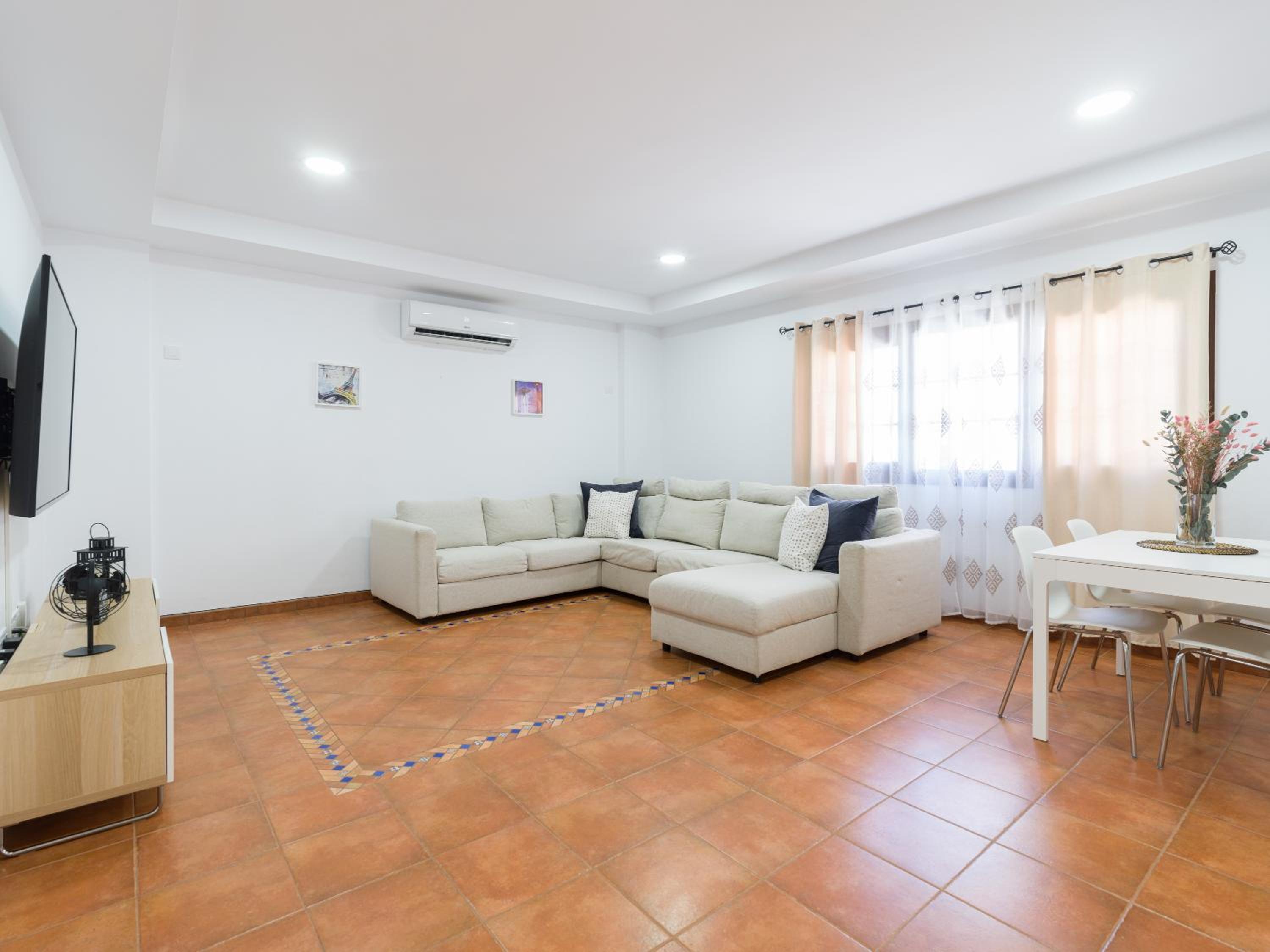 Five-Bedroom House photo 2