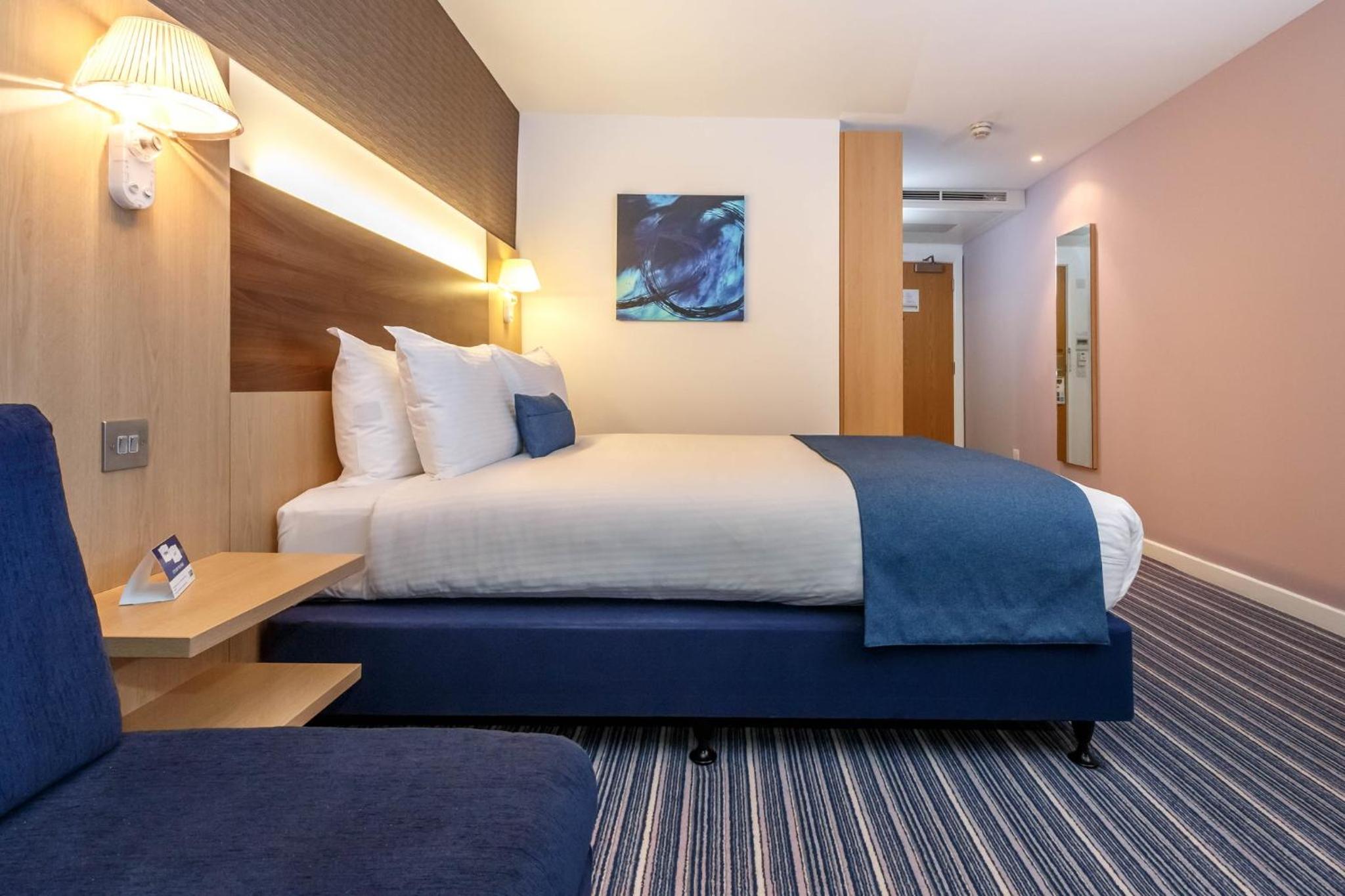 Standard Double Room with Sofa Bed and Free Hot Breakfast - Photo 7