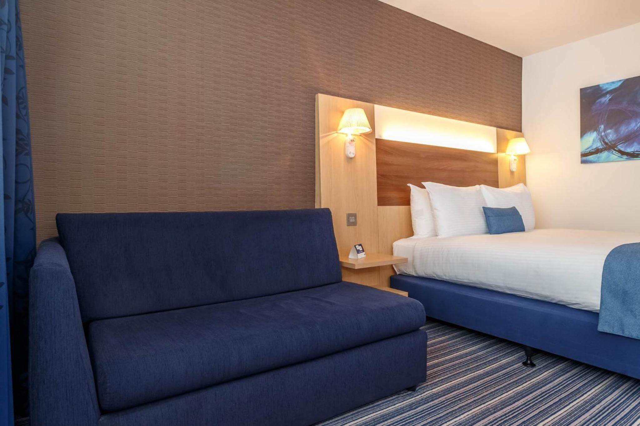 Standard Double Room with Sofa Bed and Free Hot Breakfast - Photo 8