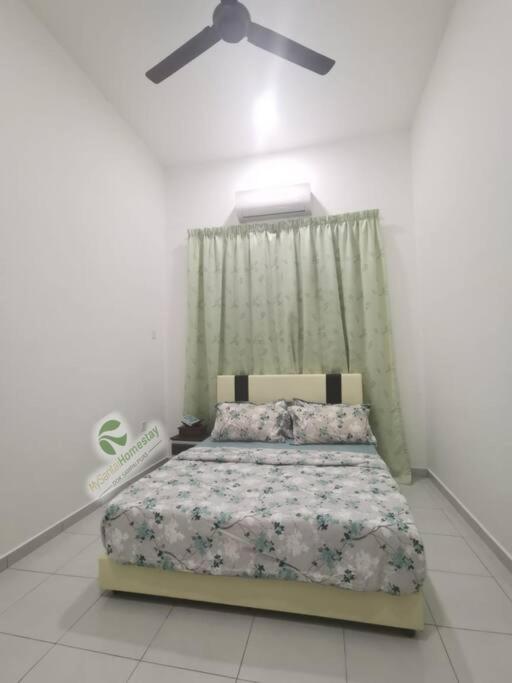 Three-Bedroom House photo 3