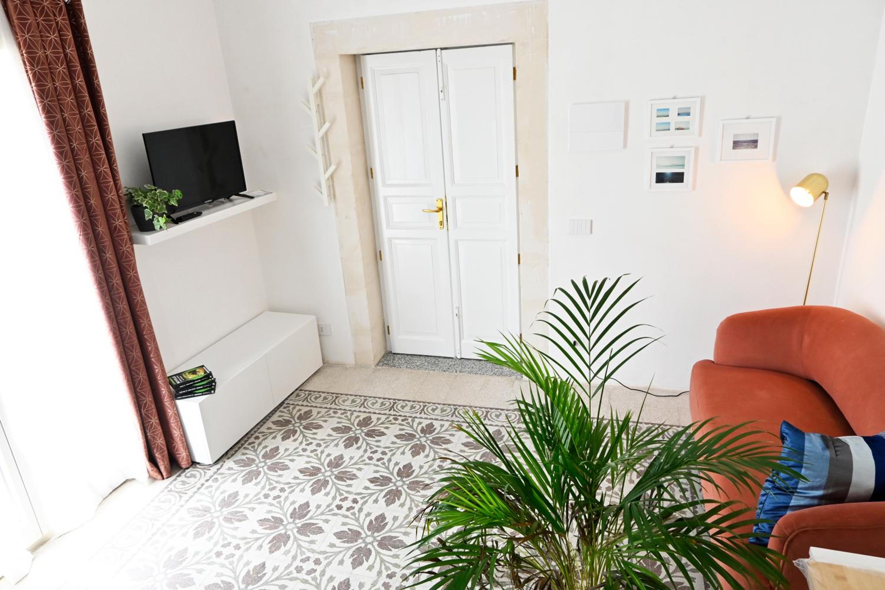 One-Bedroom Apartment photo 1
