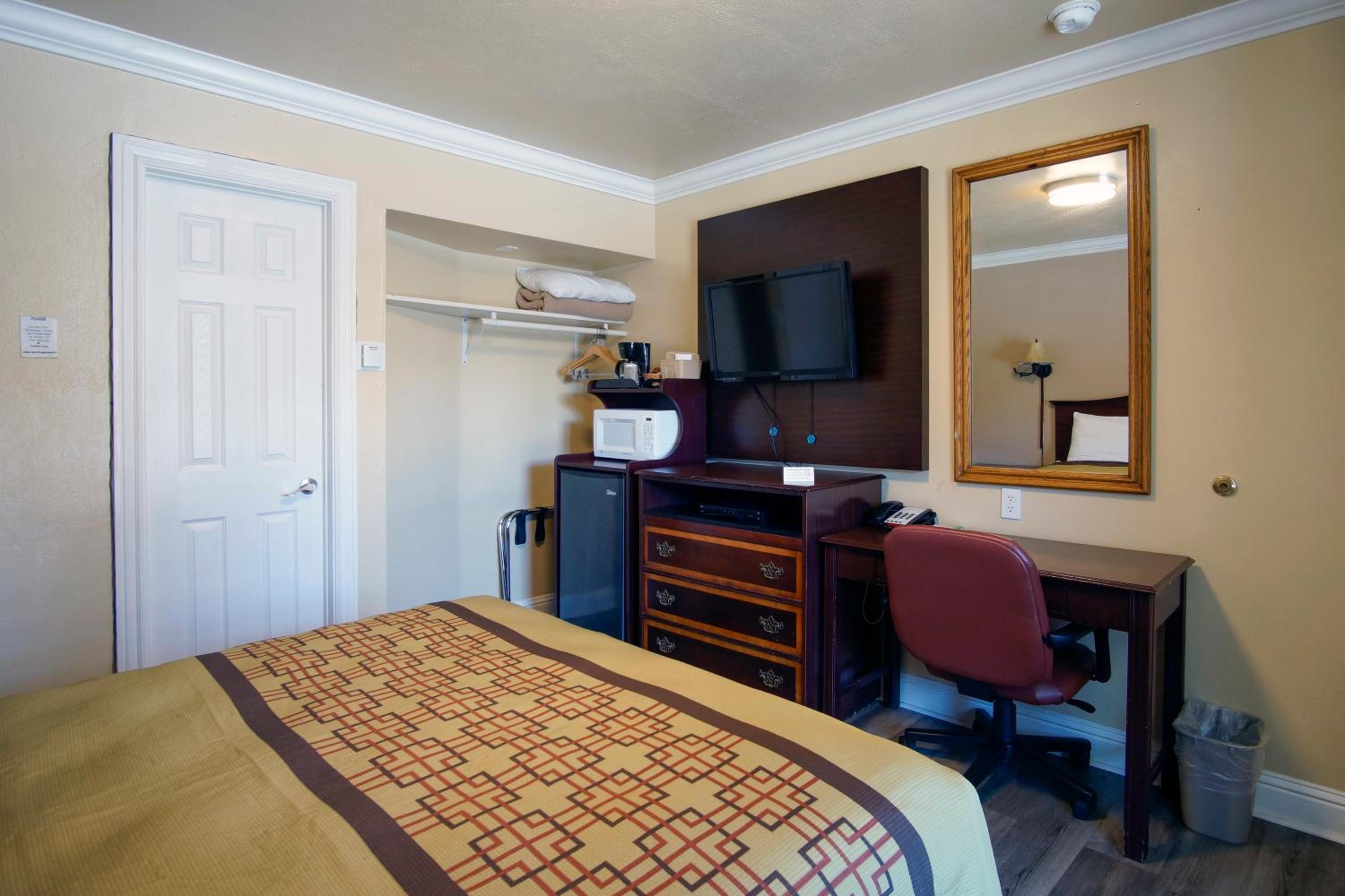 Queen Room photo 1