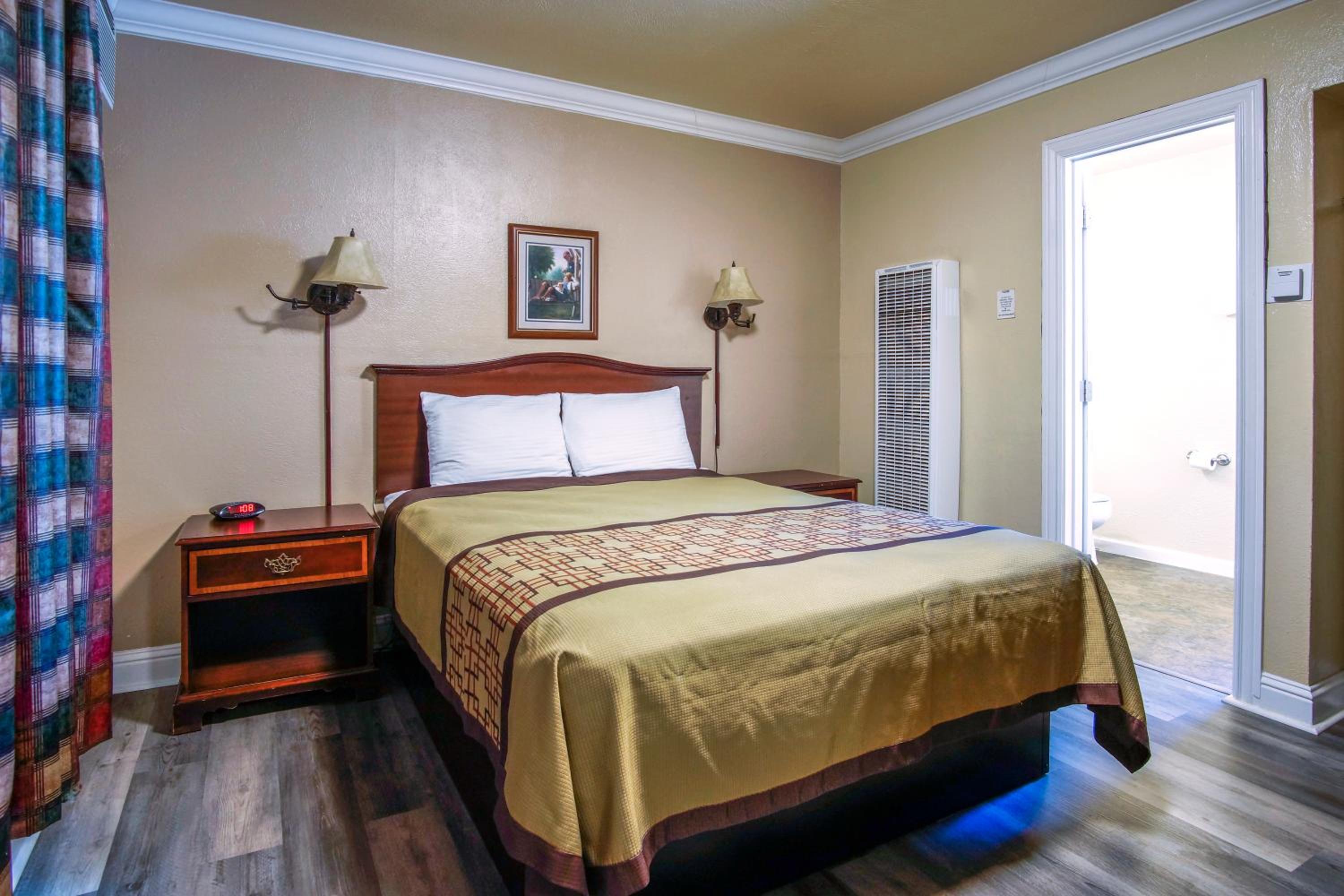 Queen Room photo 2