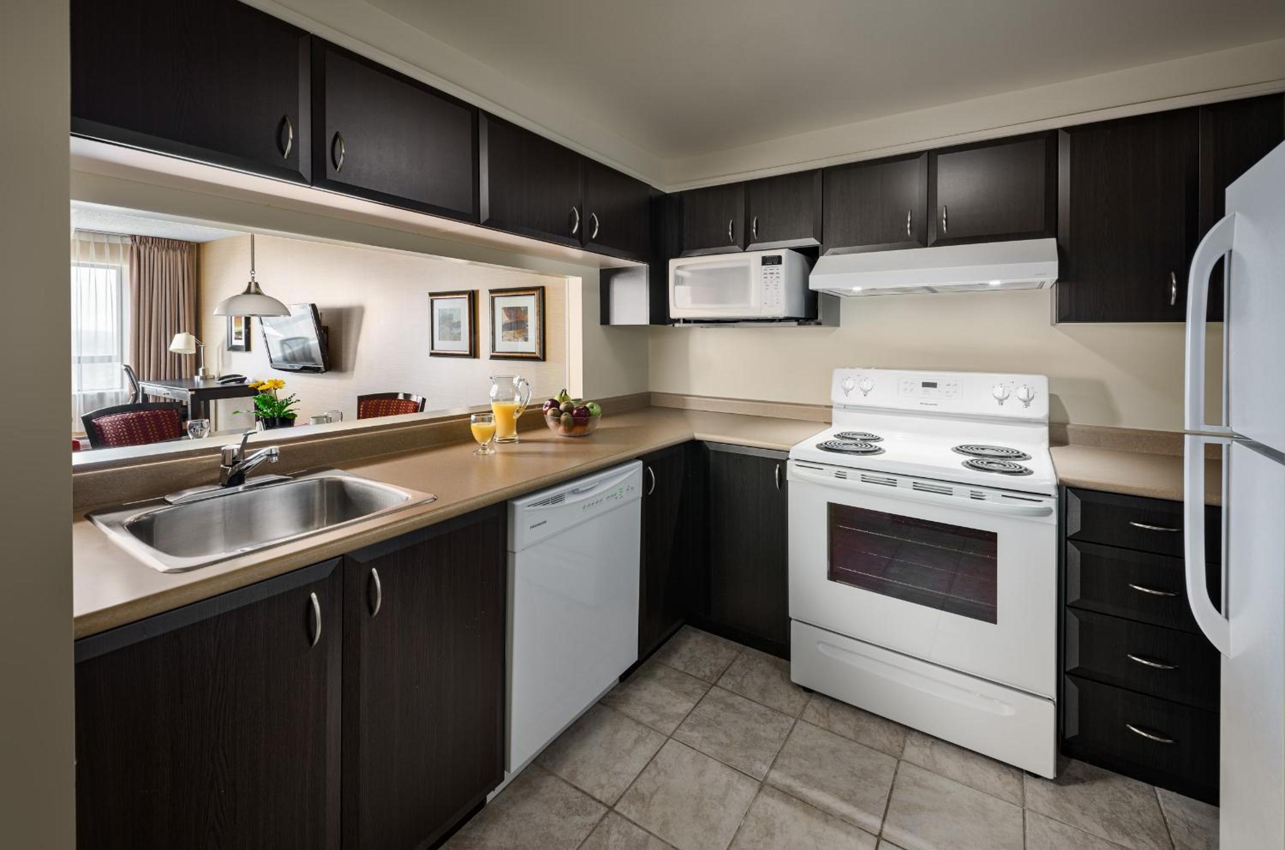 Classic Two Bedroom Family Suite thumbnail 5