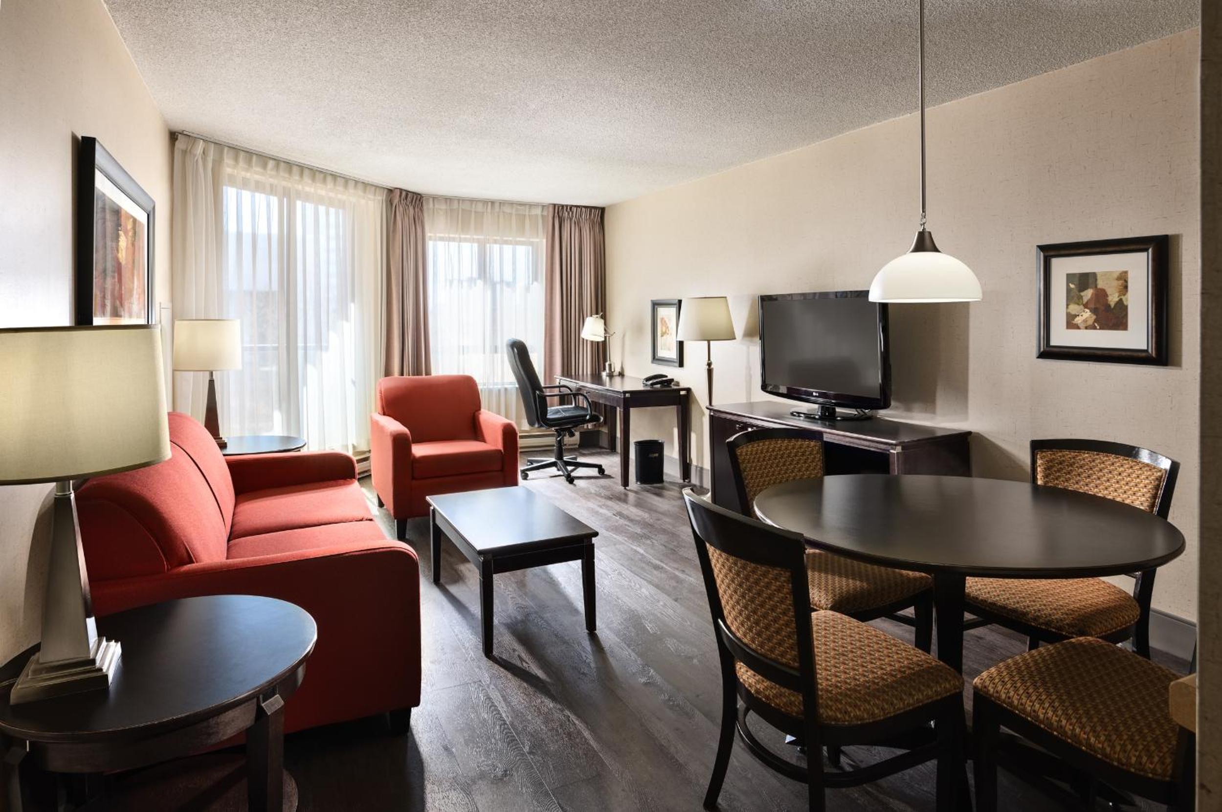 Classic Two Bedroom Family Suite thumbnail 6