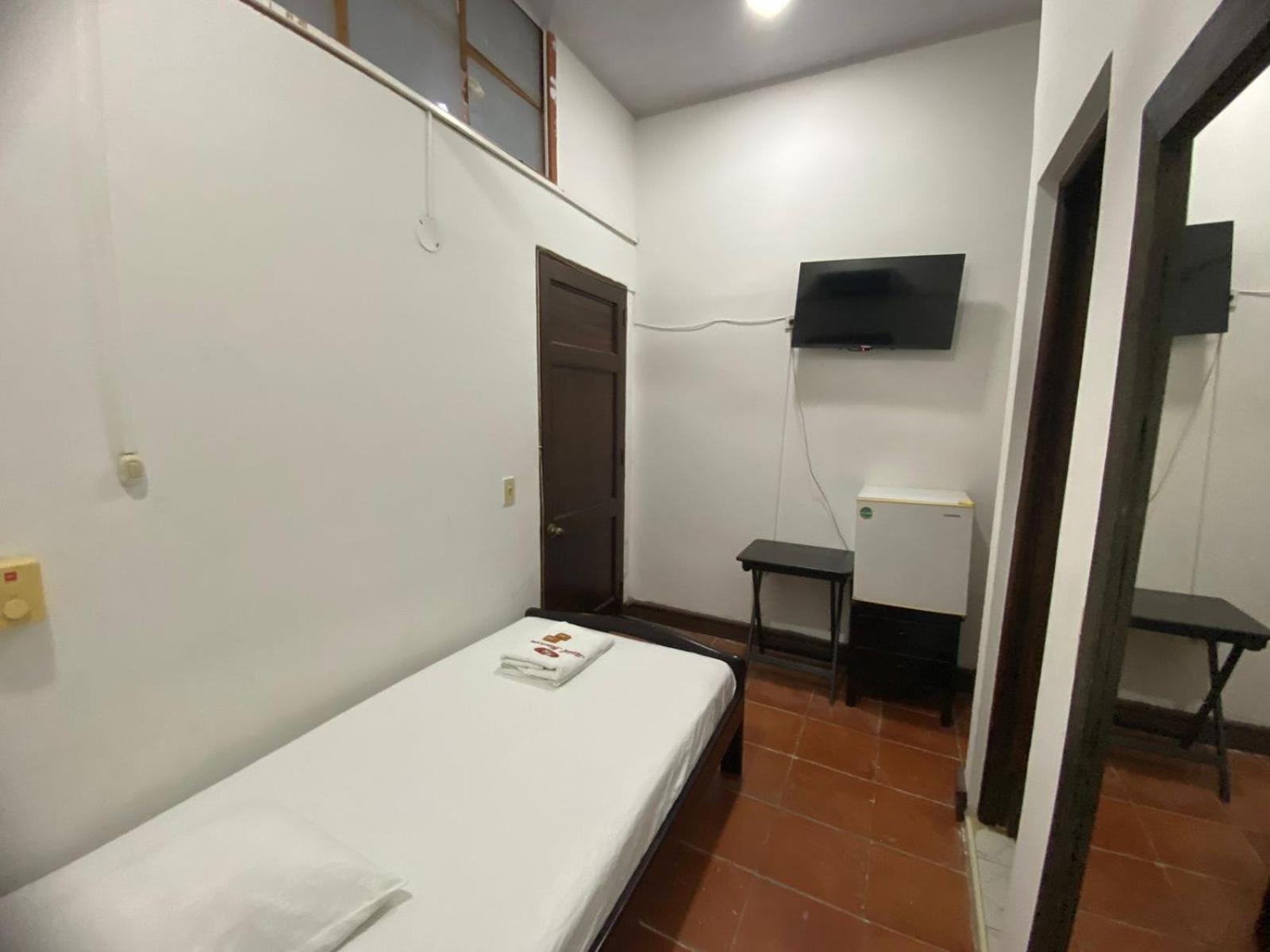 Single Room with Bathroom photo 1