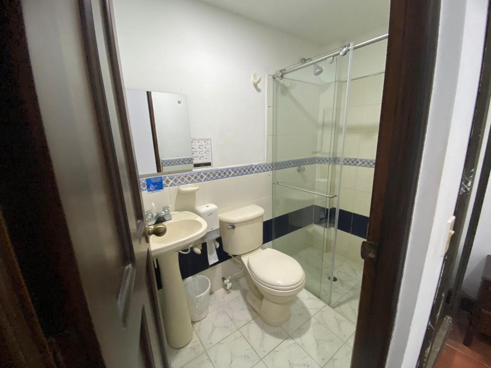 Single Room with Bathroom photo 2