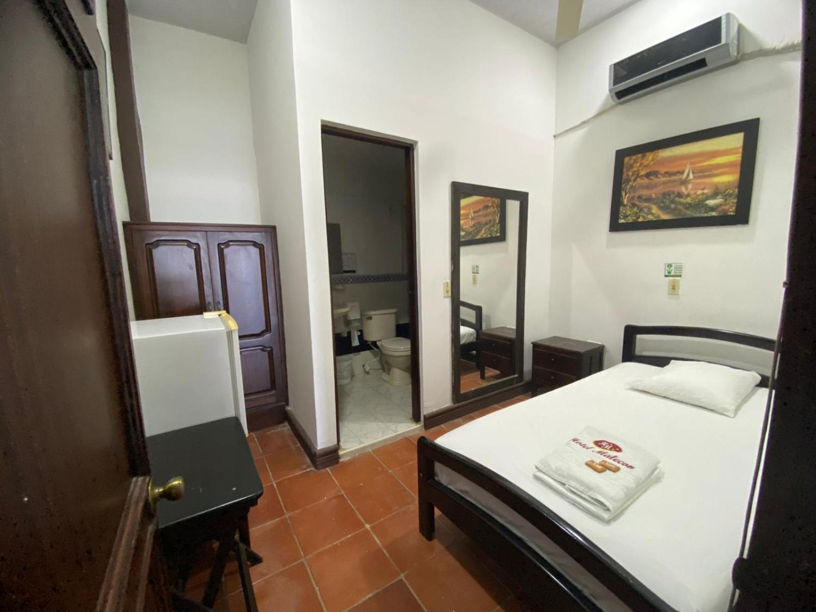Single Room with Bathroom photo 3