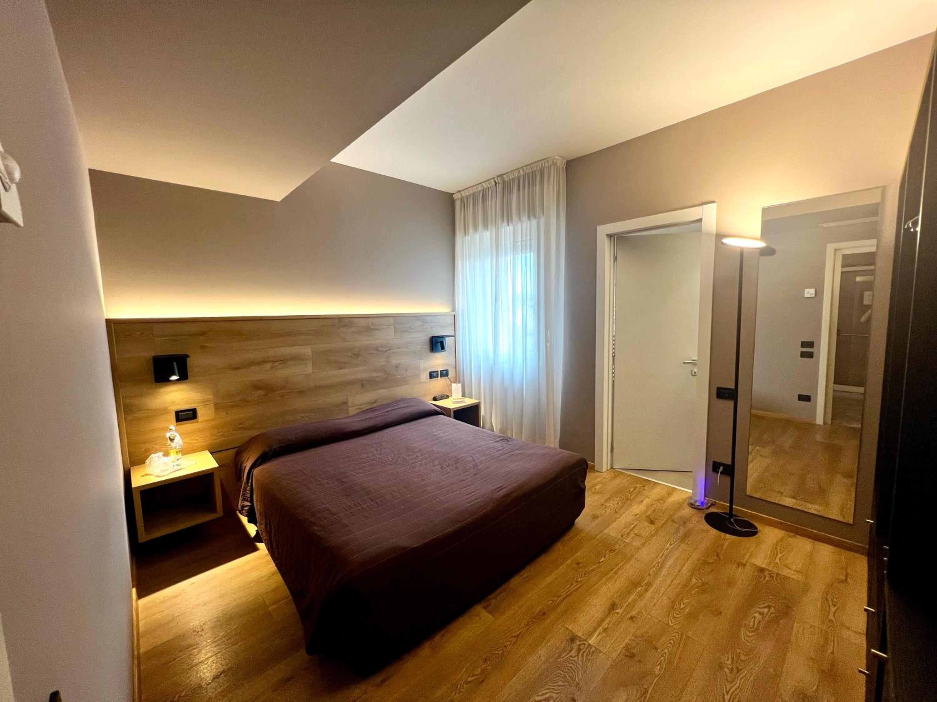 Double or Twin Room - Photo 7
