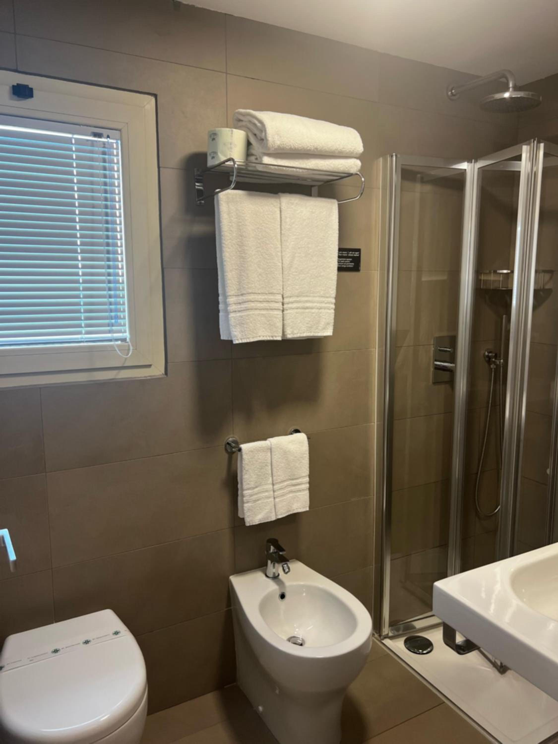 Double or Twin Room - Photo 5