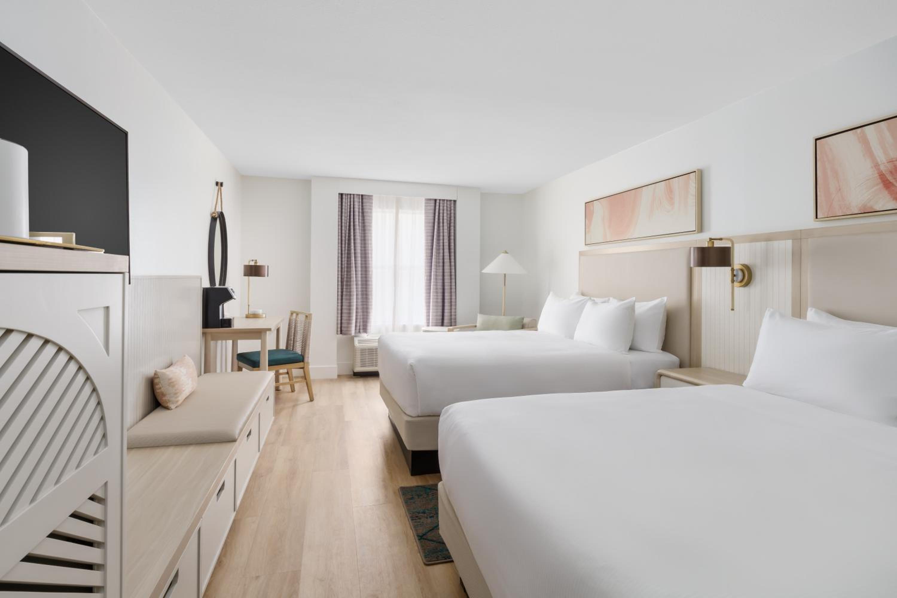Queen Room with Two Queen Beds - Photo 4