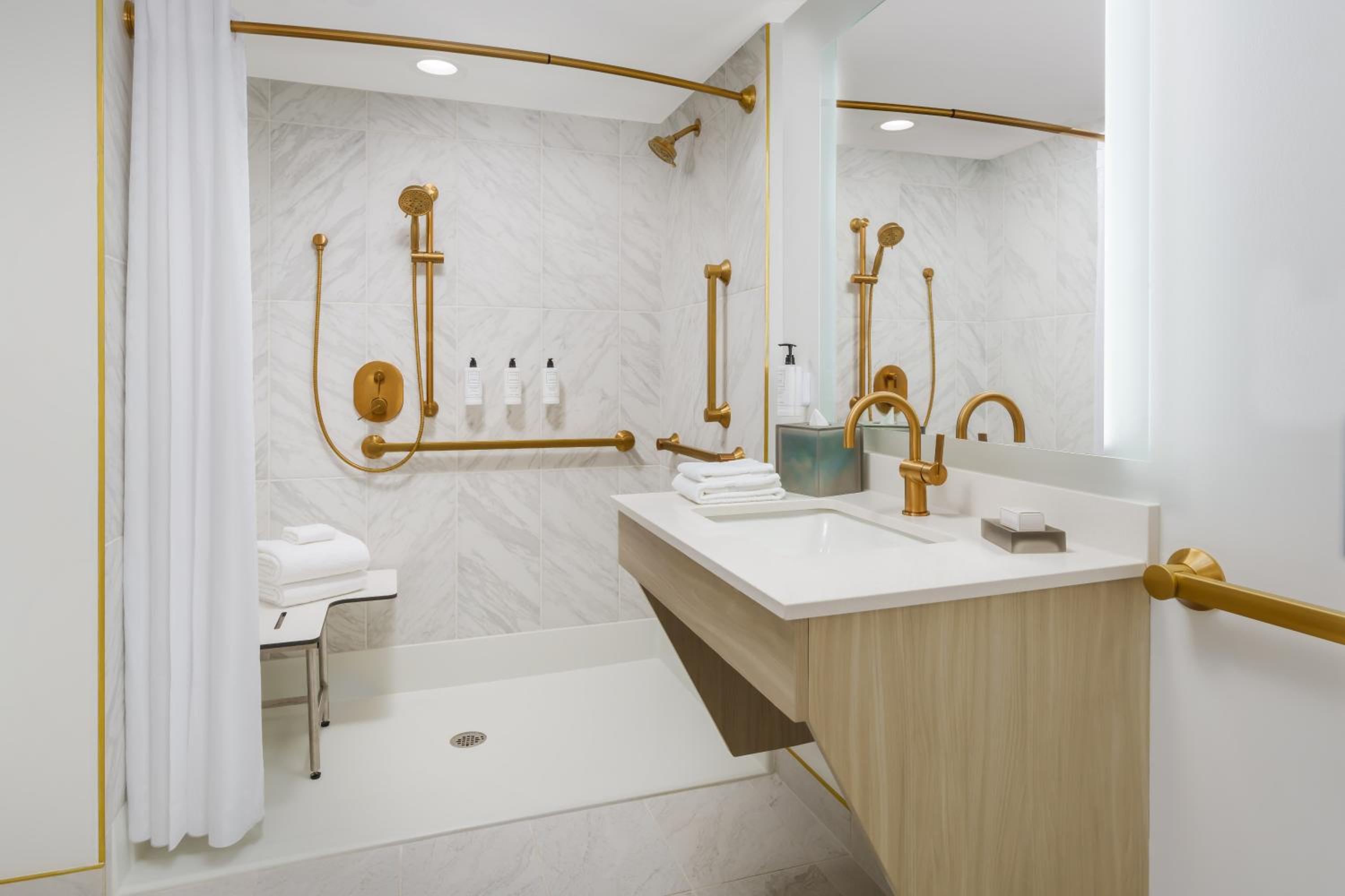 King Room with Roll-In Shower - Disability Access - Photo 3