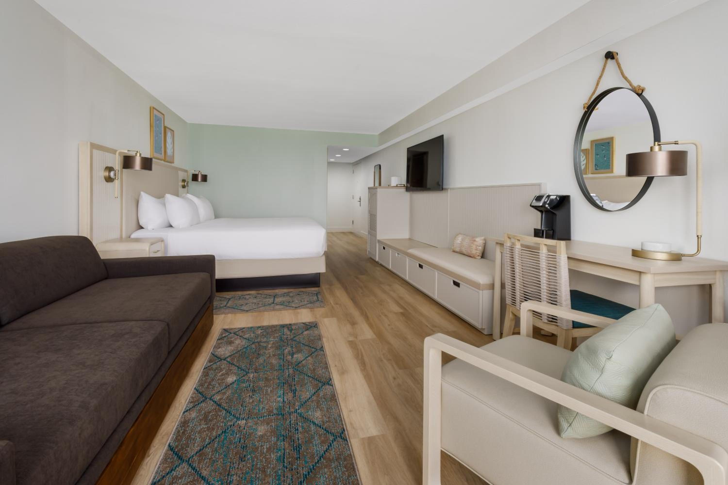 King Room with Trundle Bed and Gulf Front Balcony photo 2