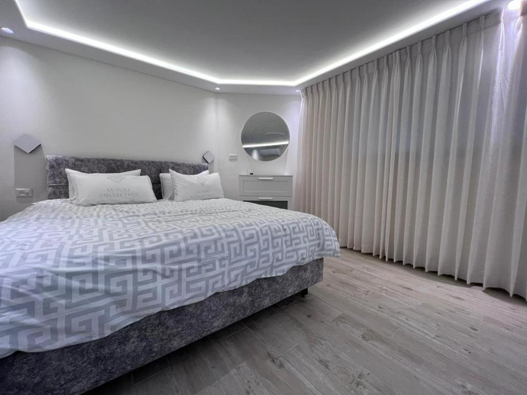 Family Suite with Balcony - Photo 10