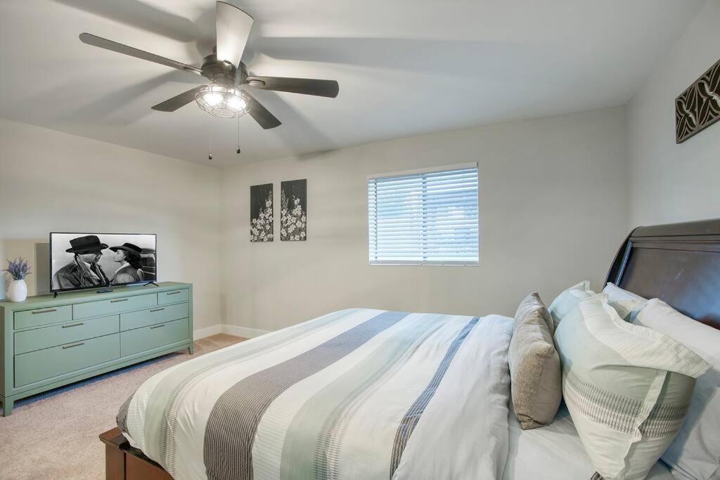 Six-Bedroom House photo 1