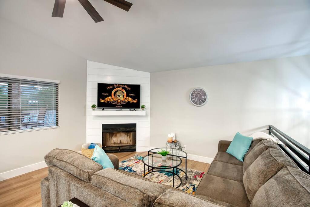 Six-Bedroom House photo 2