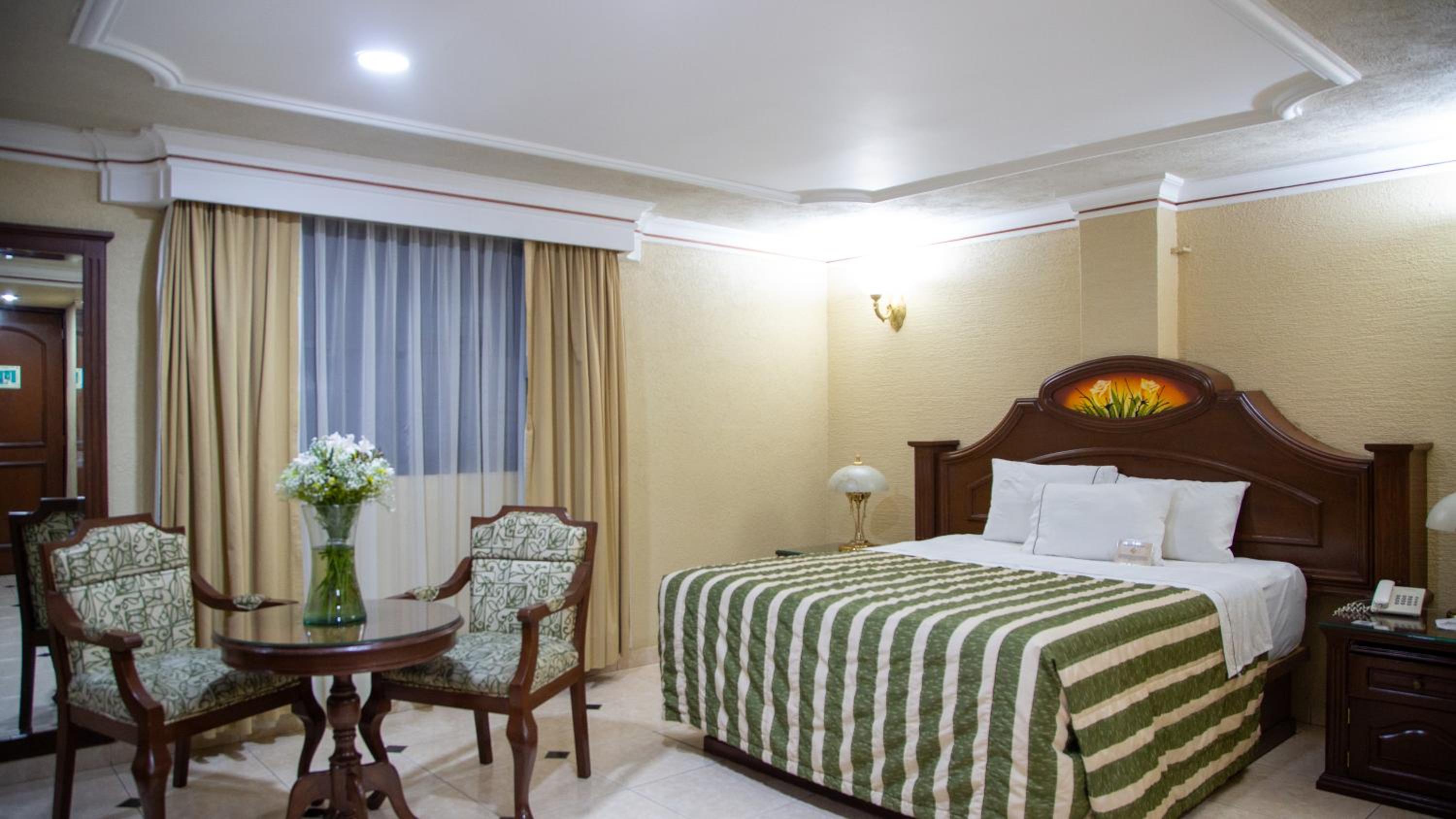 Executive Queen Room - Photo 9