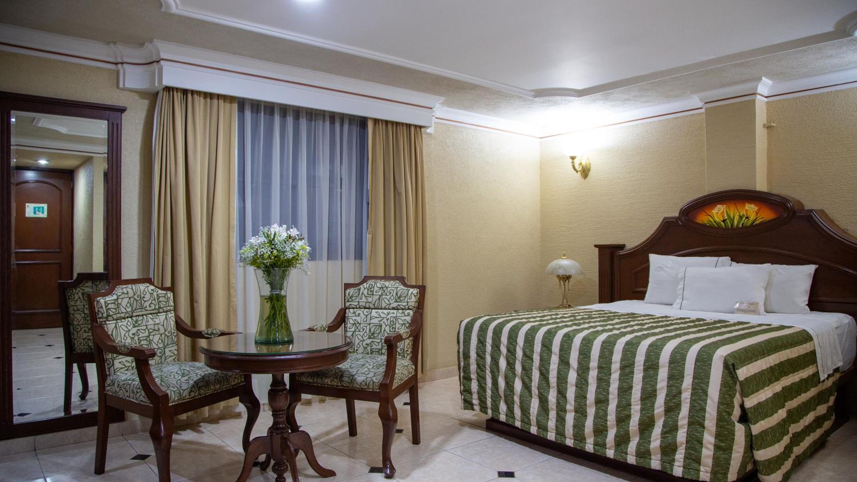 Executive Queen Room - Photo 8