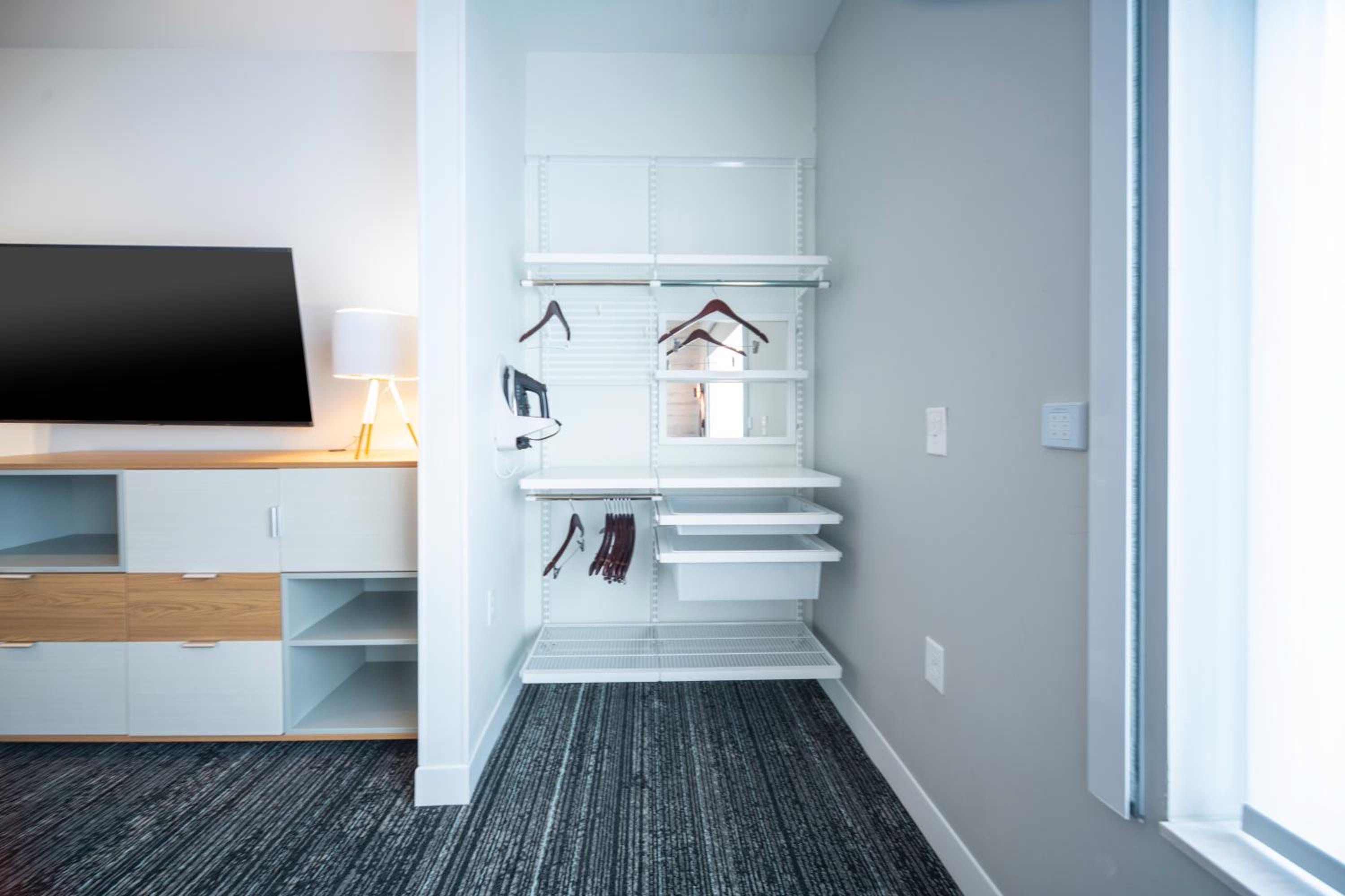 Queen Studio with Adapted Tub - Mobility Accessible