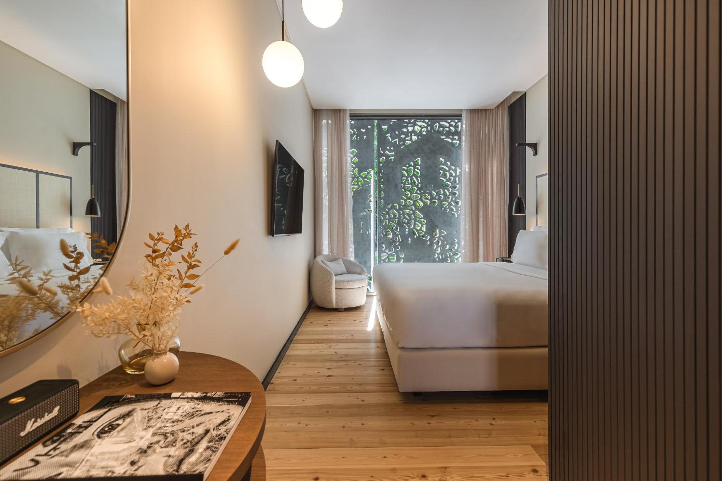 Artist Room - Photo 1