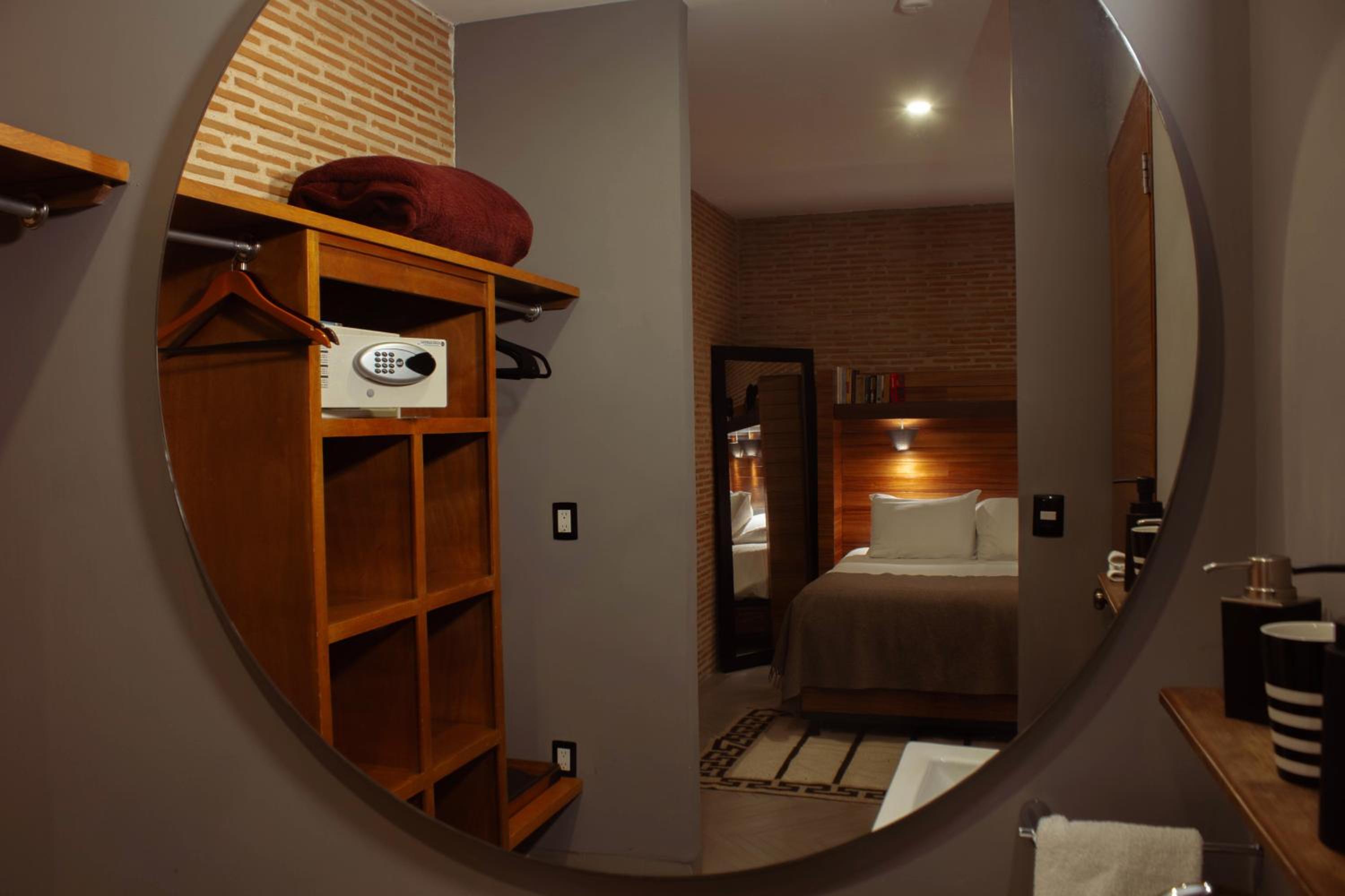 Standard King Room - Photo 2