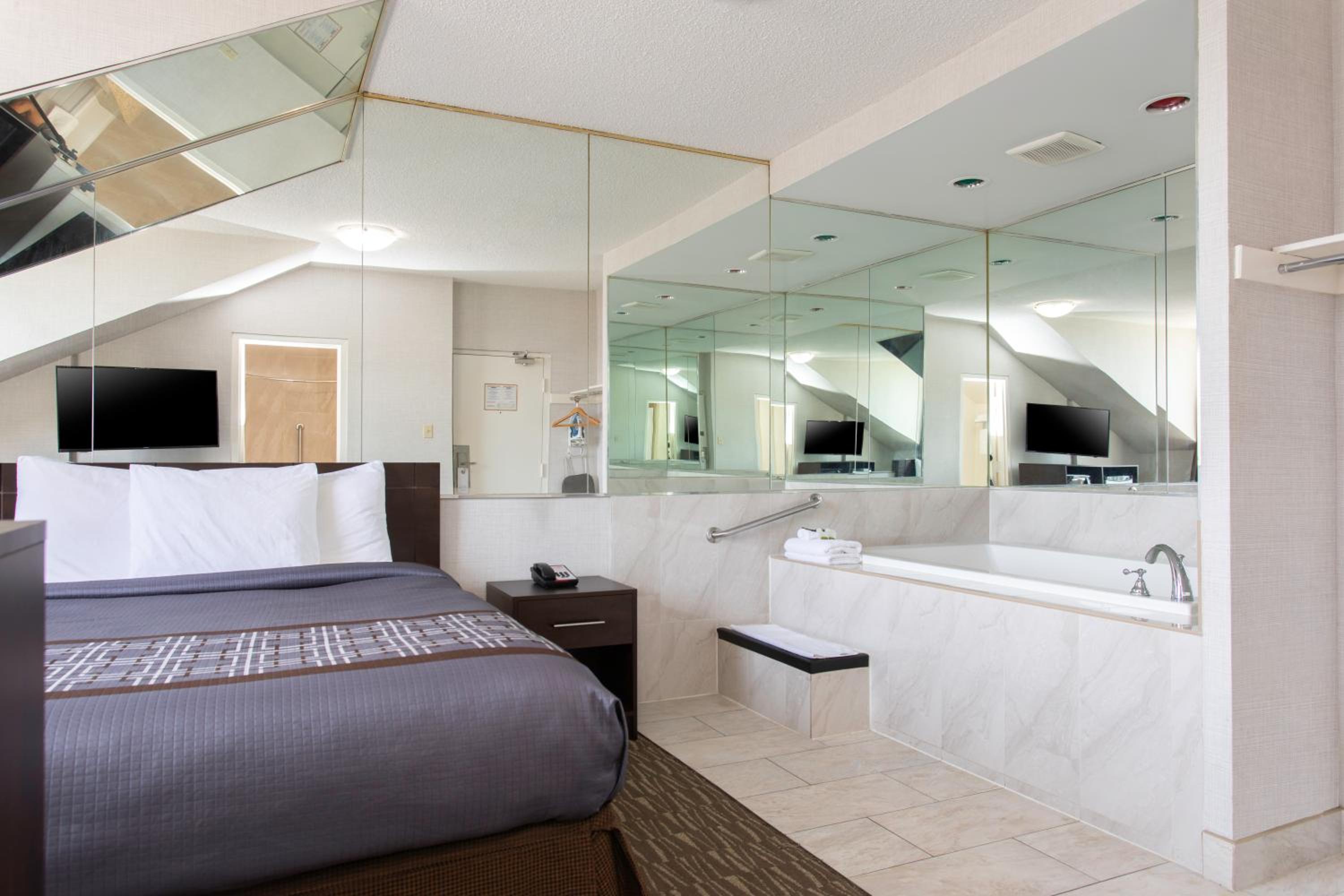 Queen Suite with Spa Bath photo 1