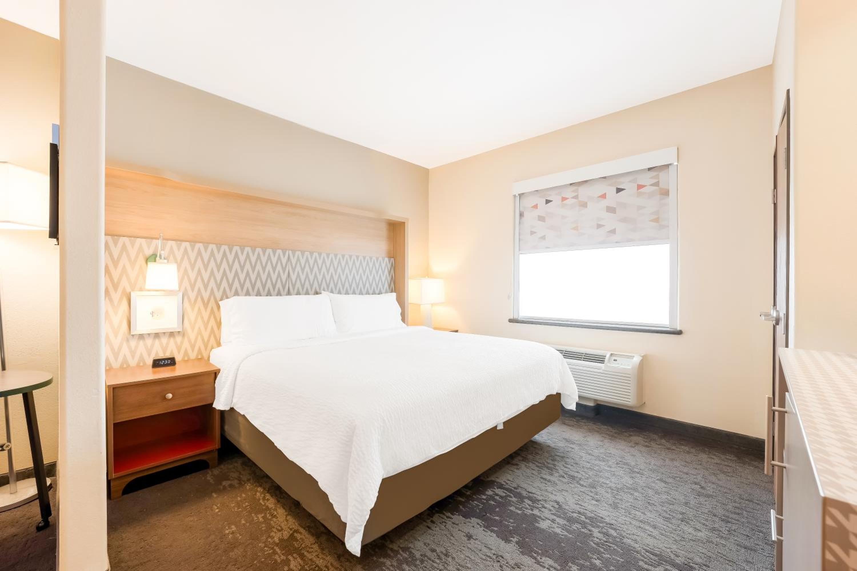 Standard King Room - Photo 3