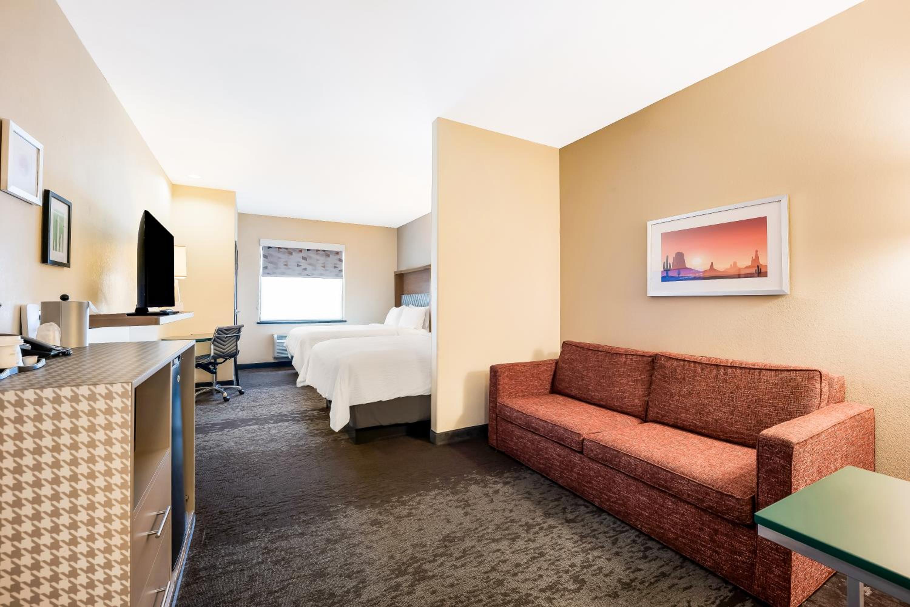 Standard Queen Room with Two Queen Beds - Photo 6