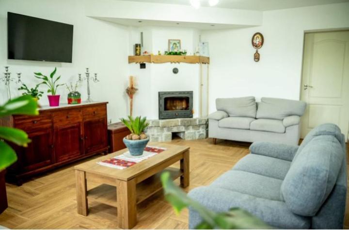 Five-Bedroom House photo 2