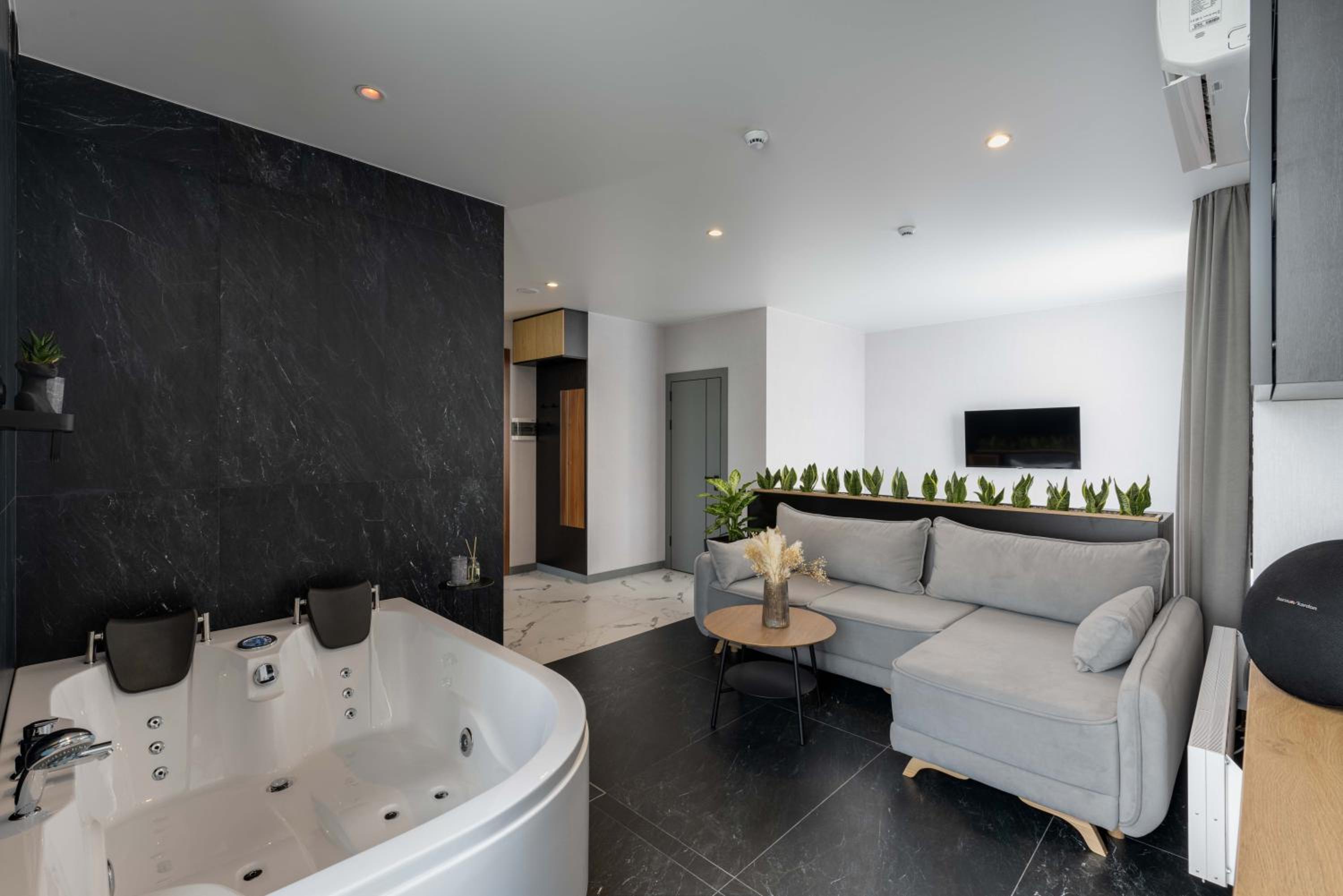 King Suite with Spa Bath photo 3