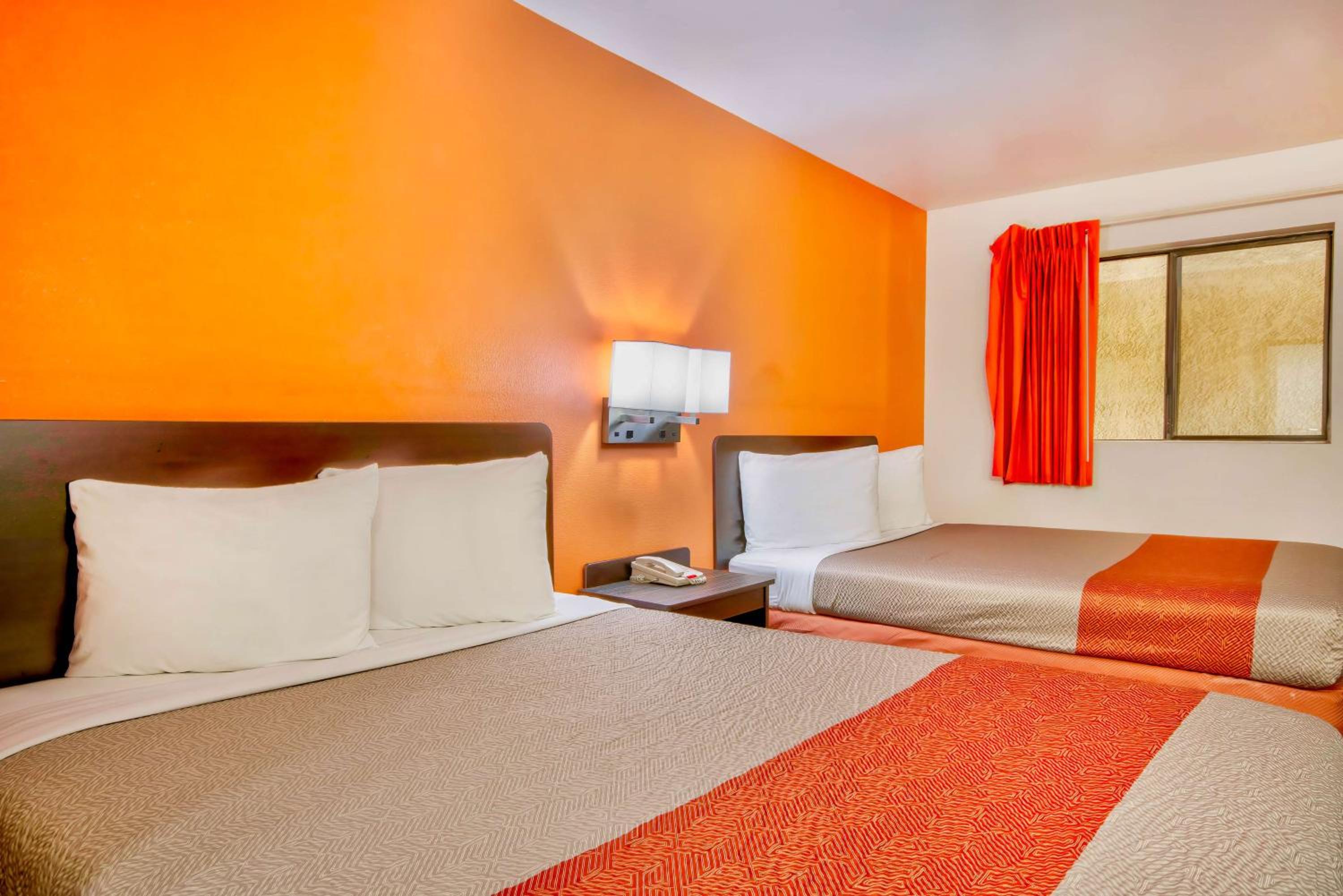 Queen Room with Two Queen Beds - Non-Smoking - Photo 2