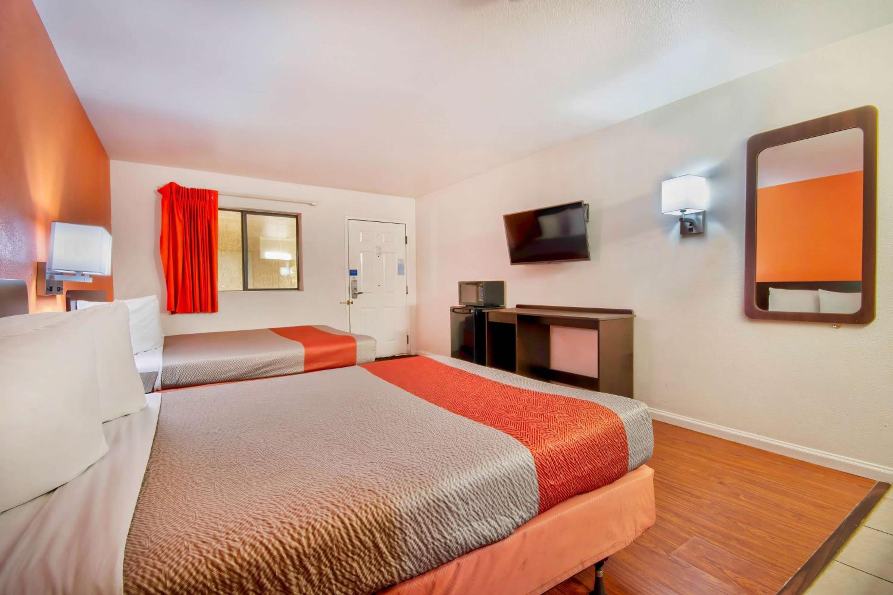 Queen Room with Two Queen Beds - Non-Smoking - Photo 3