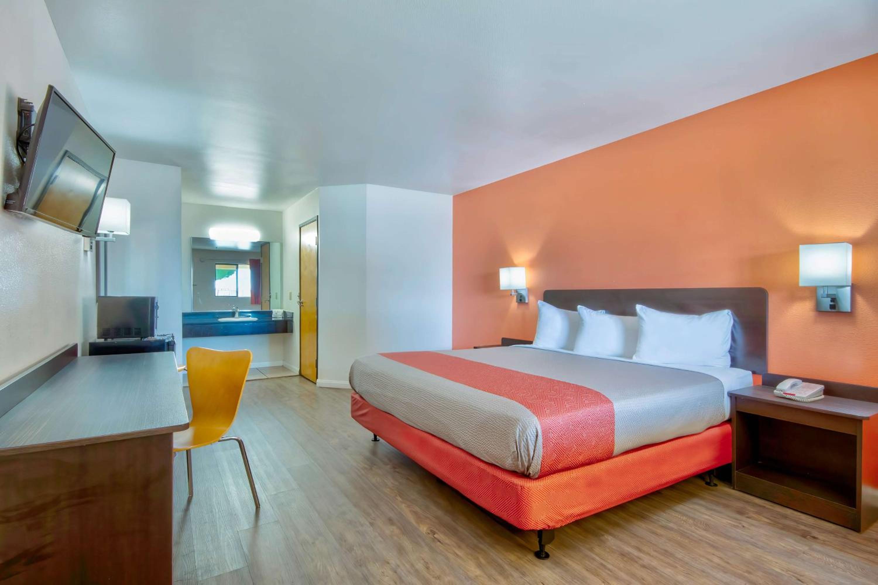 King Room - Non-Smoking - Photo 2