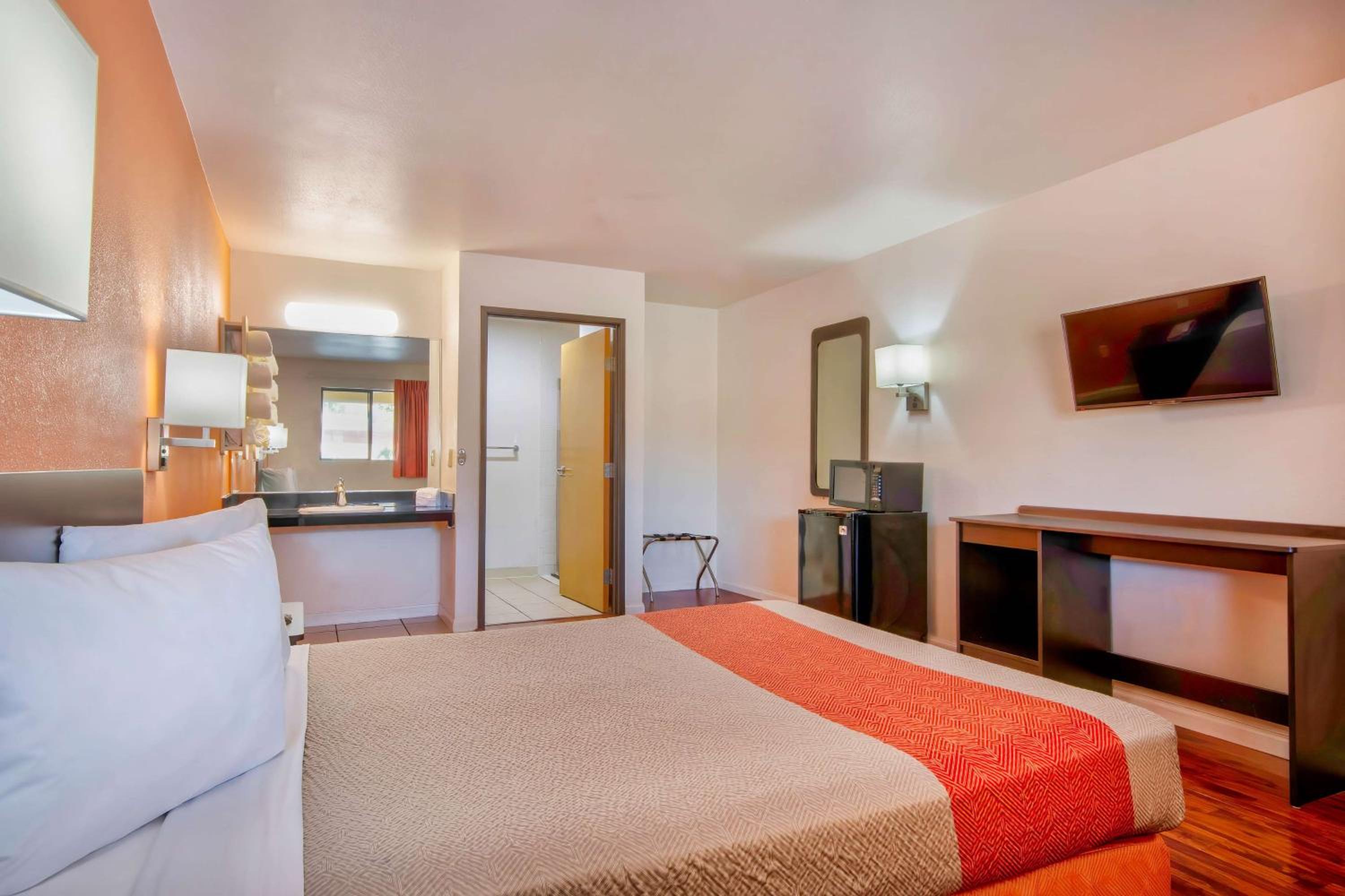 Queen Room - Disability Access - Non-Smoking - Photo 2