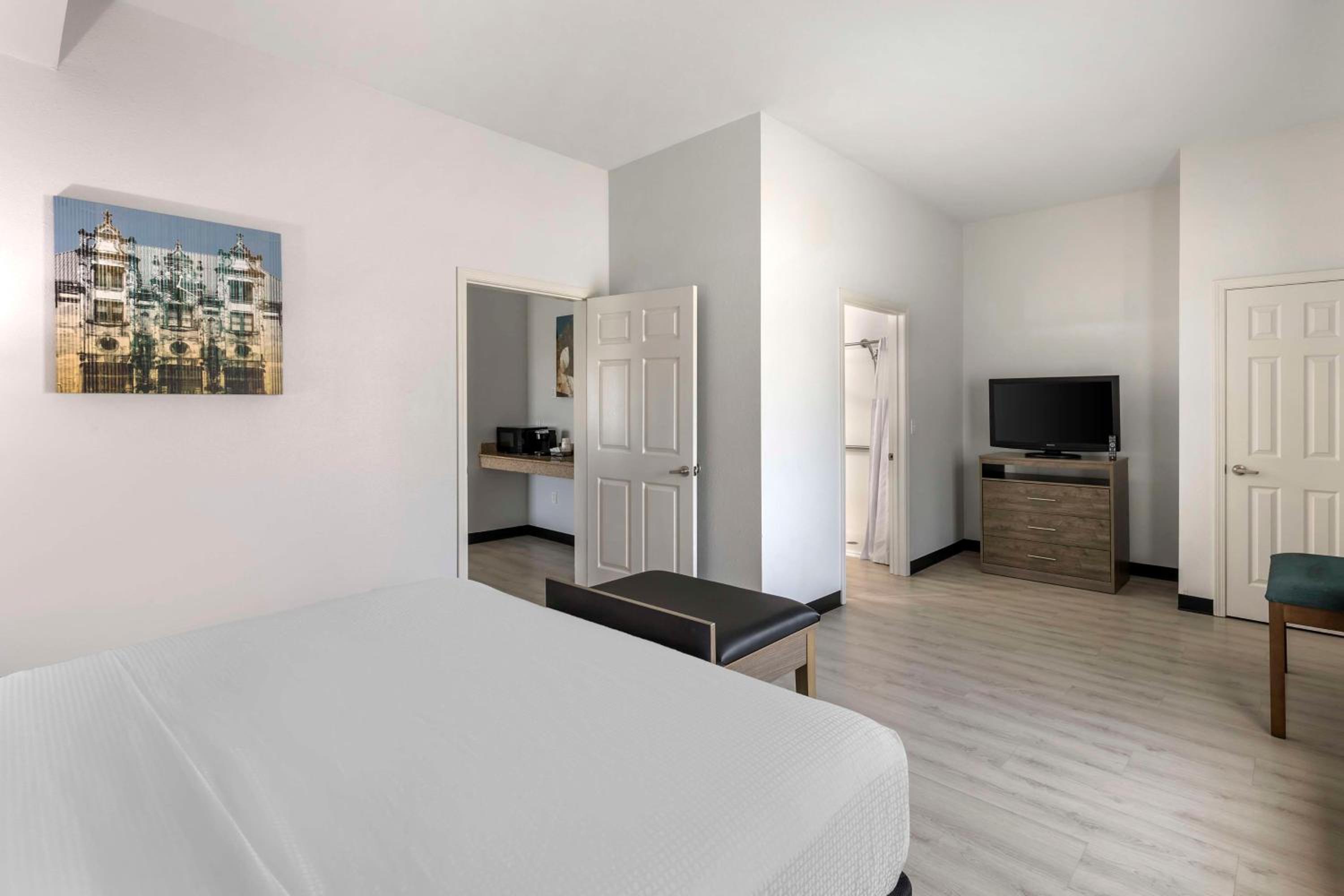 One-Bedroom King Suite with Walk-In Shower and Sofa Bed - Disability/Non-Smoking - Photo 1