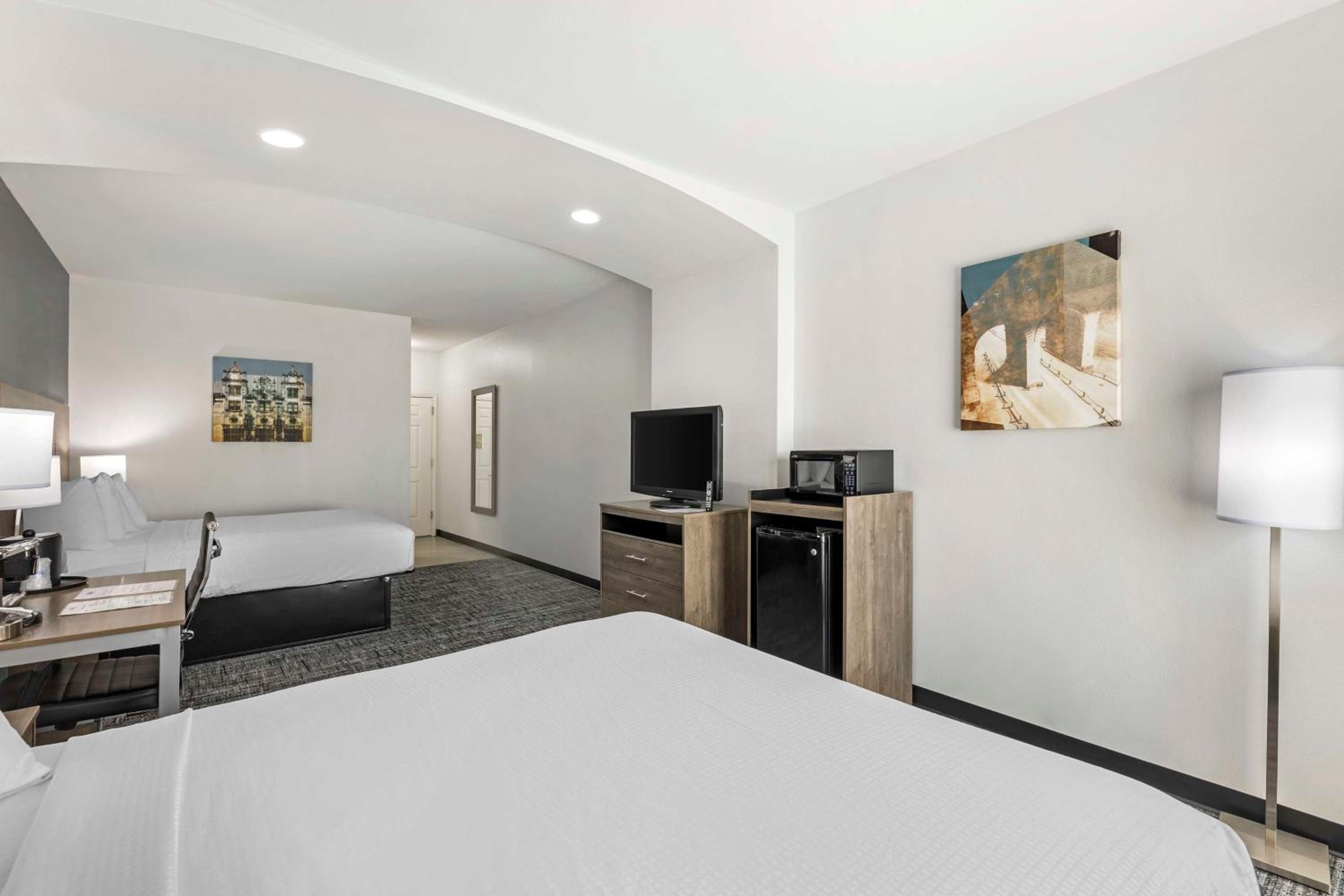 Large Queen Room with Two Queen Beds - Non-Smoking - Photo 2