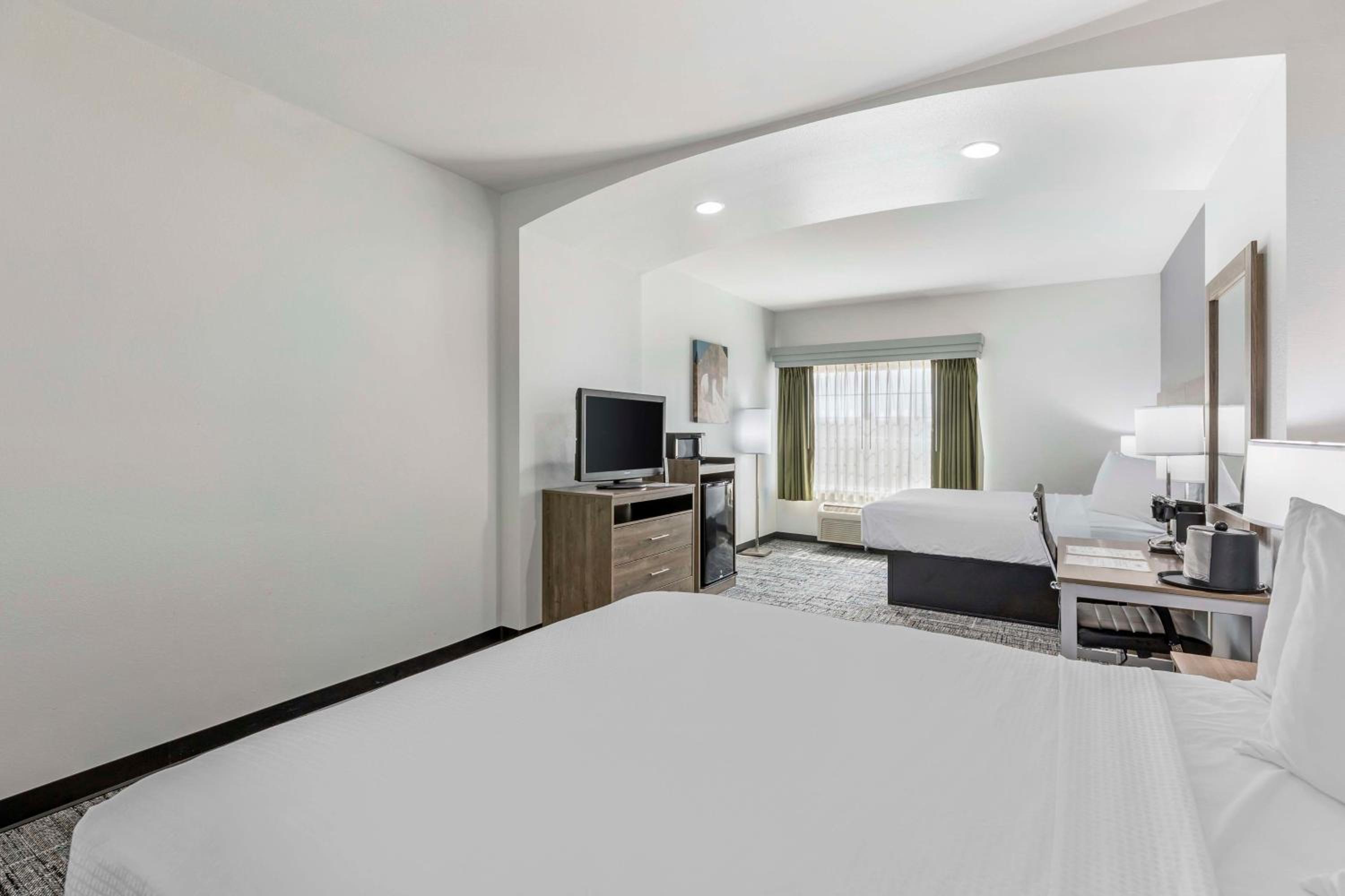 Large Queen Room with Two Queen Beds - Non-Smoking - Photo 3