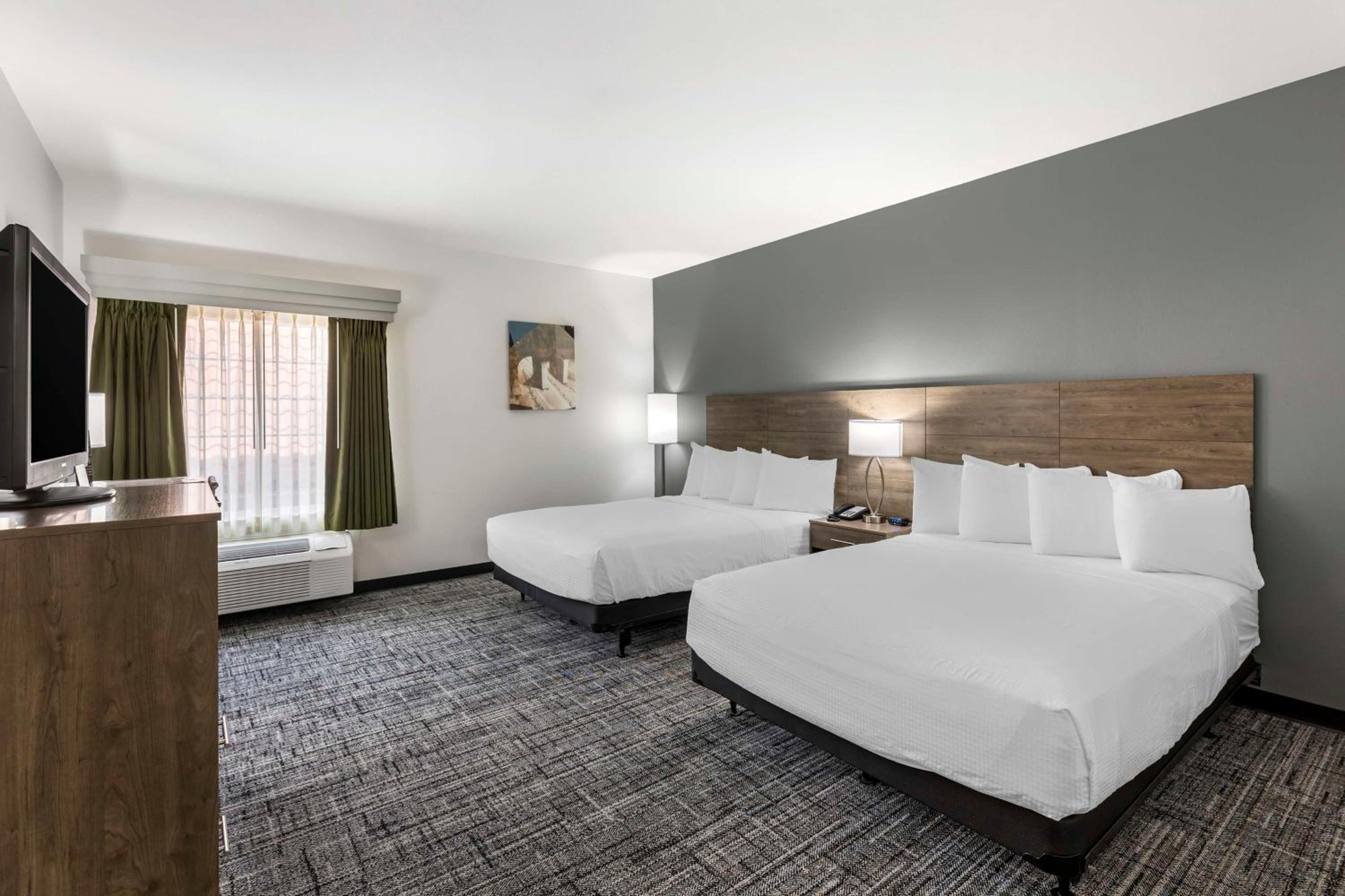 Queen Room with Two Queen Beds and Bath Tub - Disability Access/Non-Smoking - Photo 2