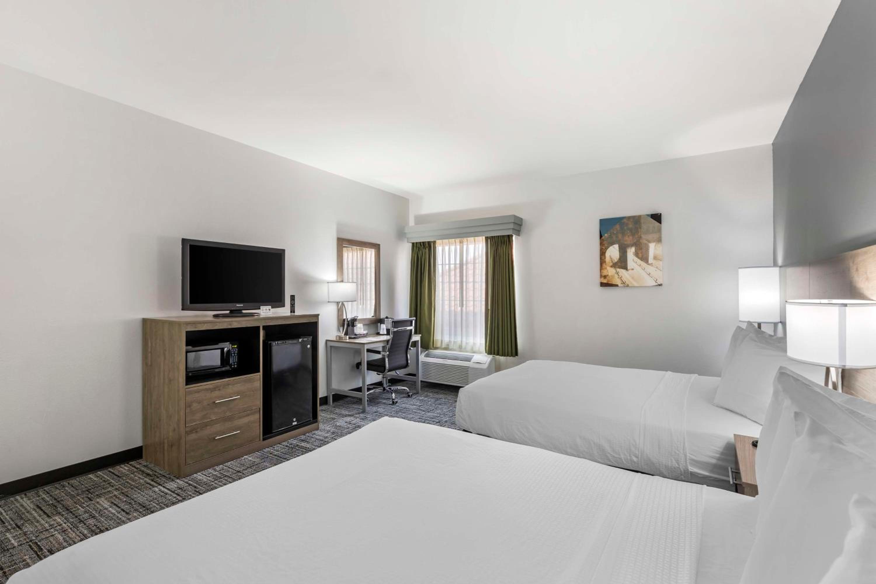 Queen Room with Two Queen Beds and Bath Tub - Disability Access/Non-Smoking - Photo 3