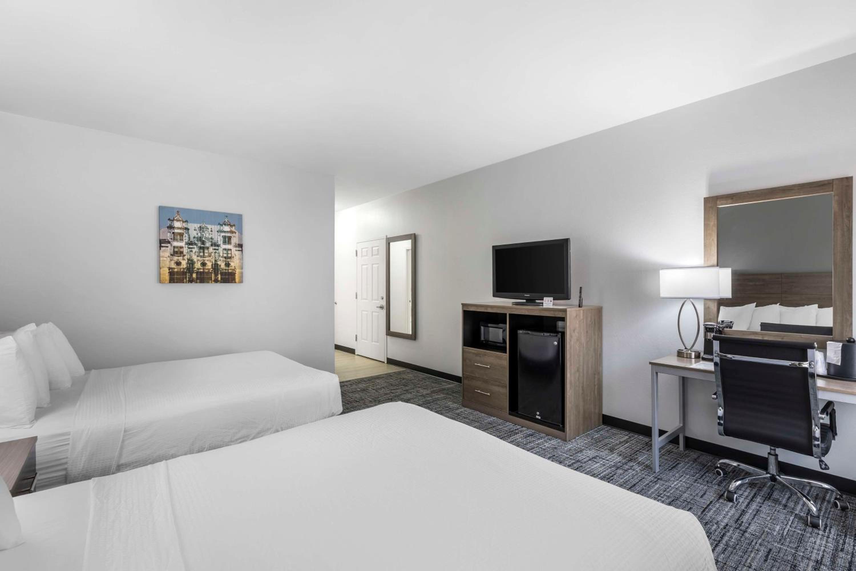 Queen Room with Two Queen Beds and Bath Tub - Disability Access/Non-Smoking - Photo 1