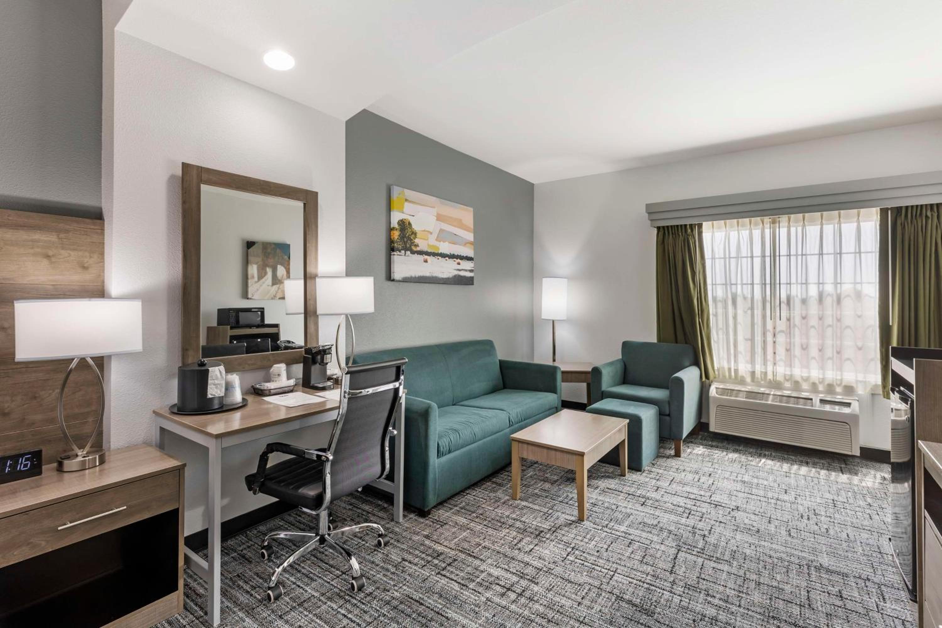 King Suite with Sofa Bed - Non-Smoking - Photo 4