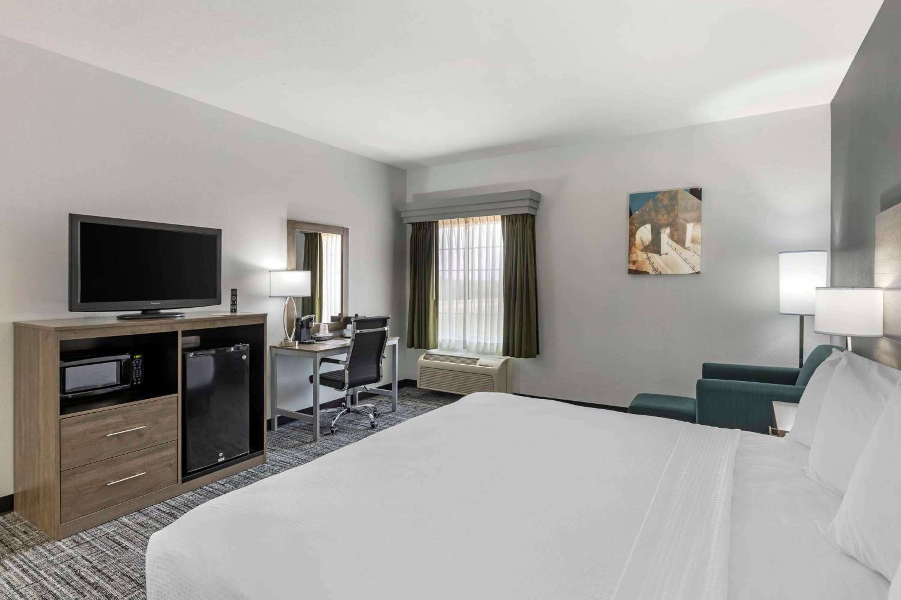King Room - Mobility Accessible with Bathtub - Photo 2