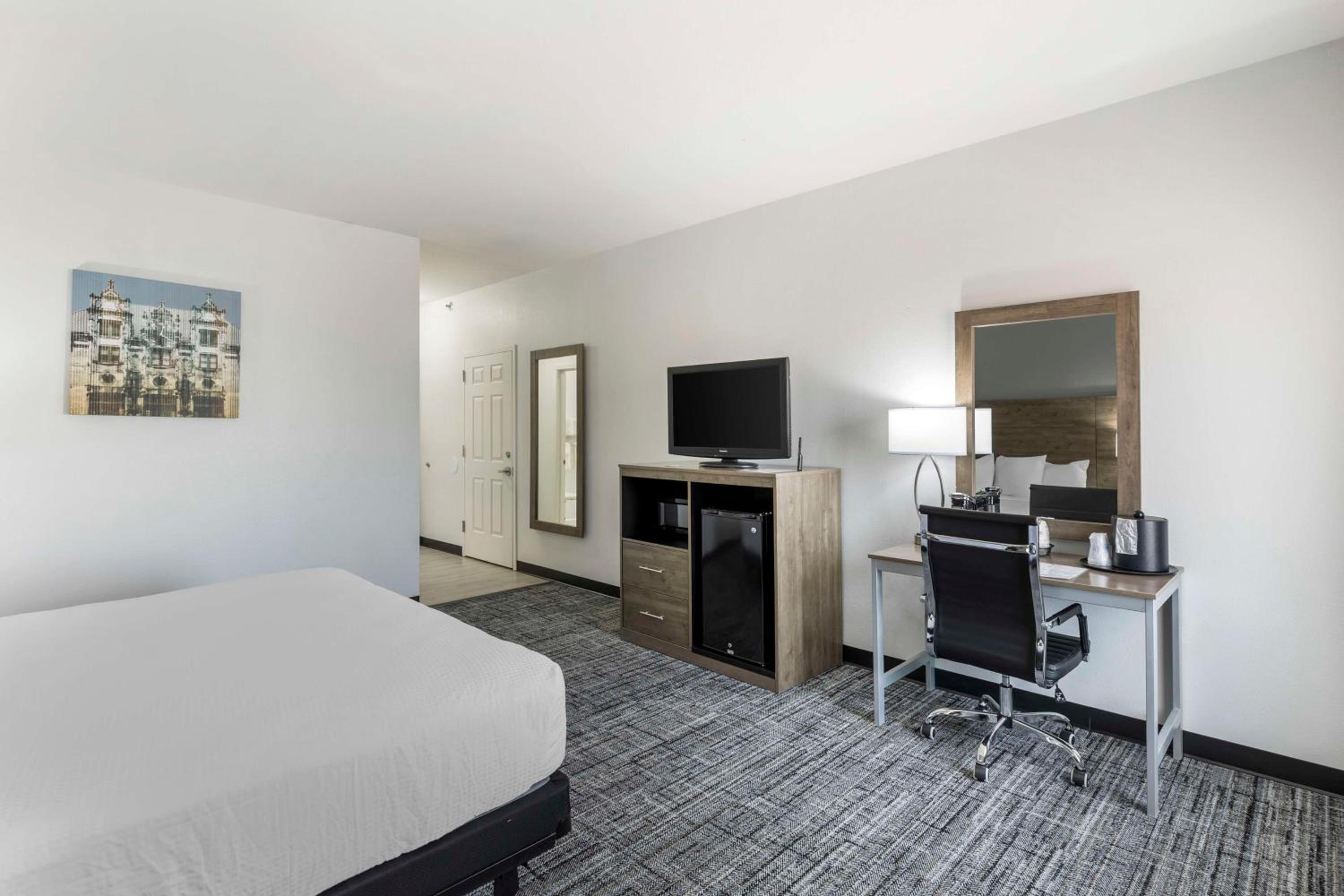 King Room - Mobility Accessible with Bathtub - Photo 1