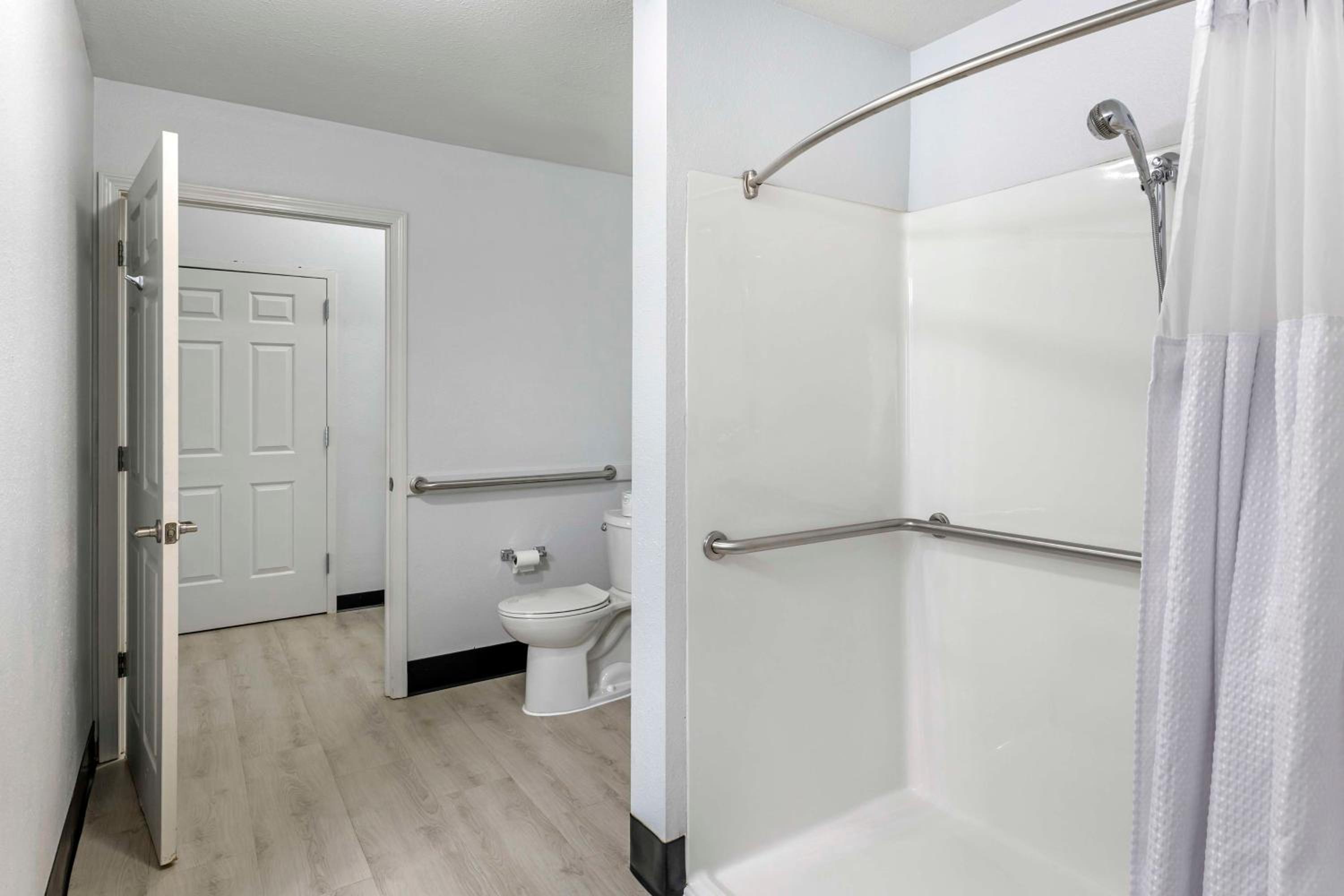 One-Bedroom King Suite with Walk-In Shower and Sofa Bed - Disability/Non-Smoking - Photo 4