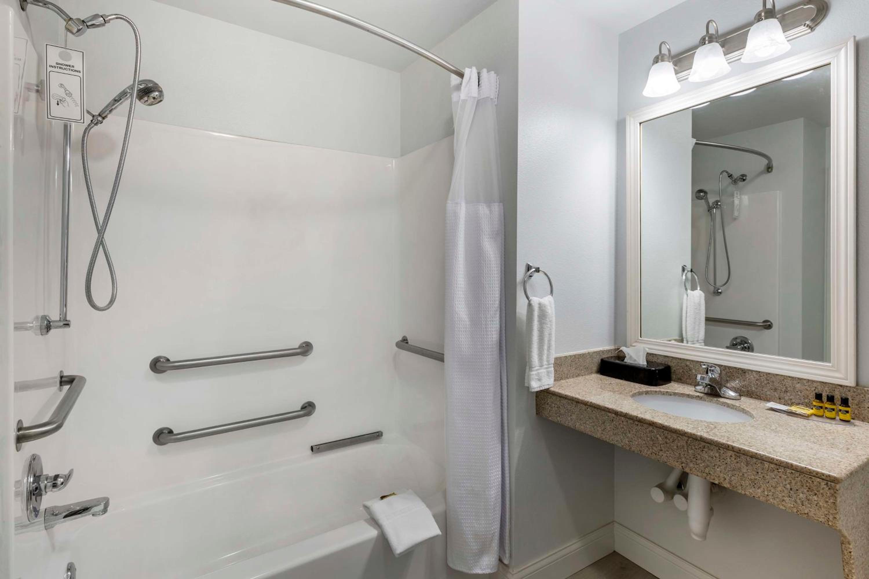 King Room - Mobility Accessible with Bathtub - Photo 4