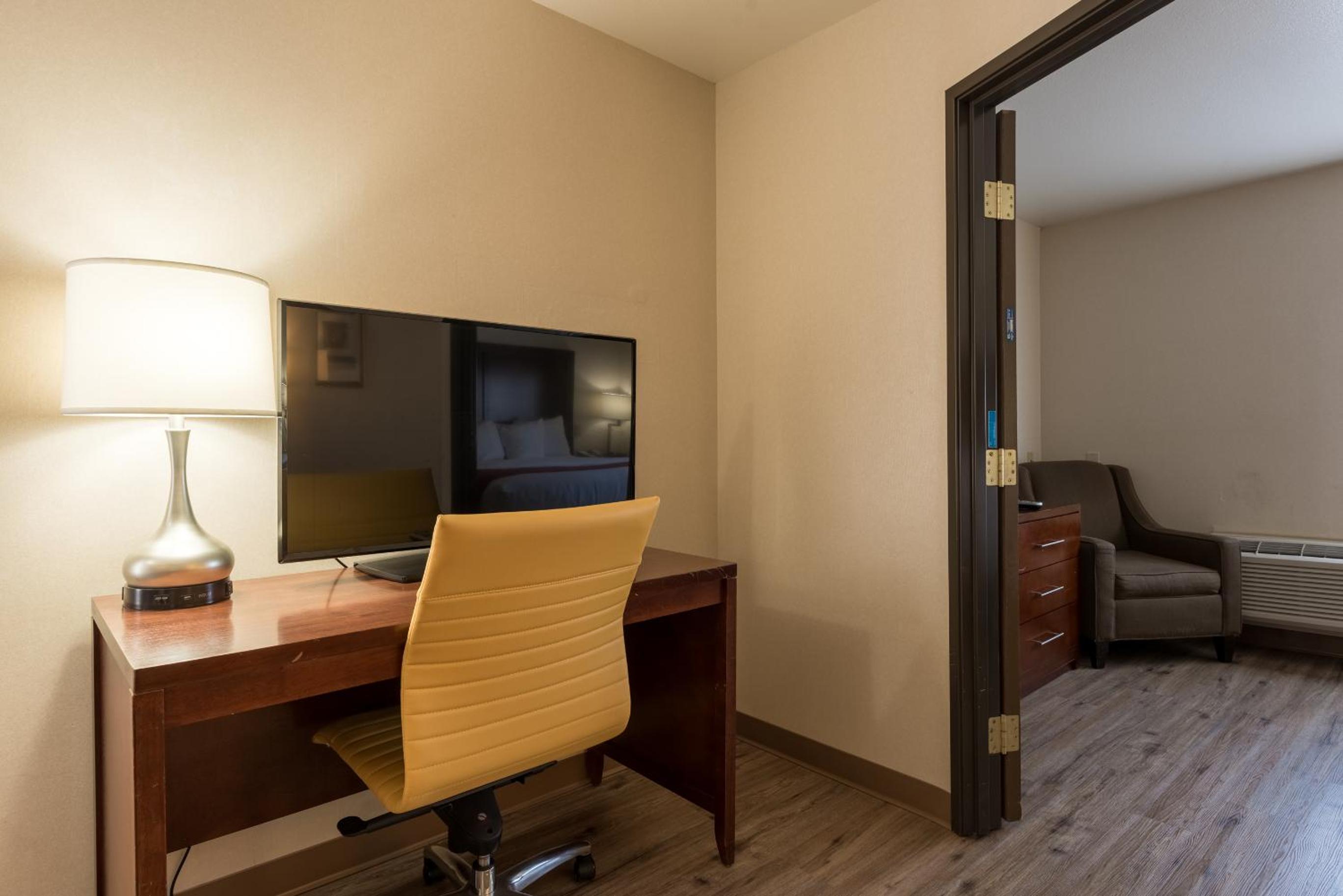 King Suite - Non-Smoking - Photo 1
