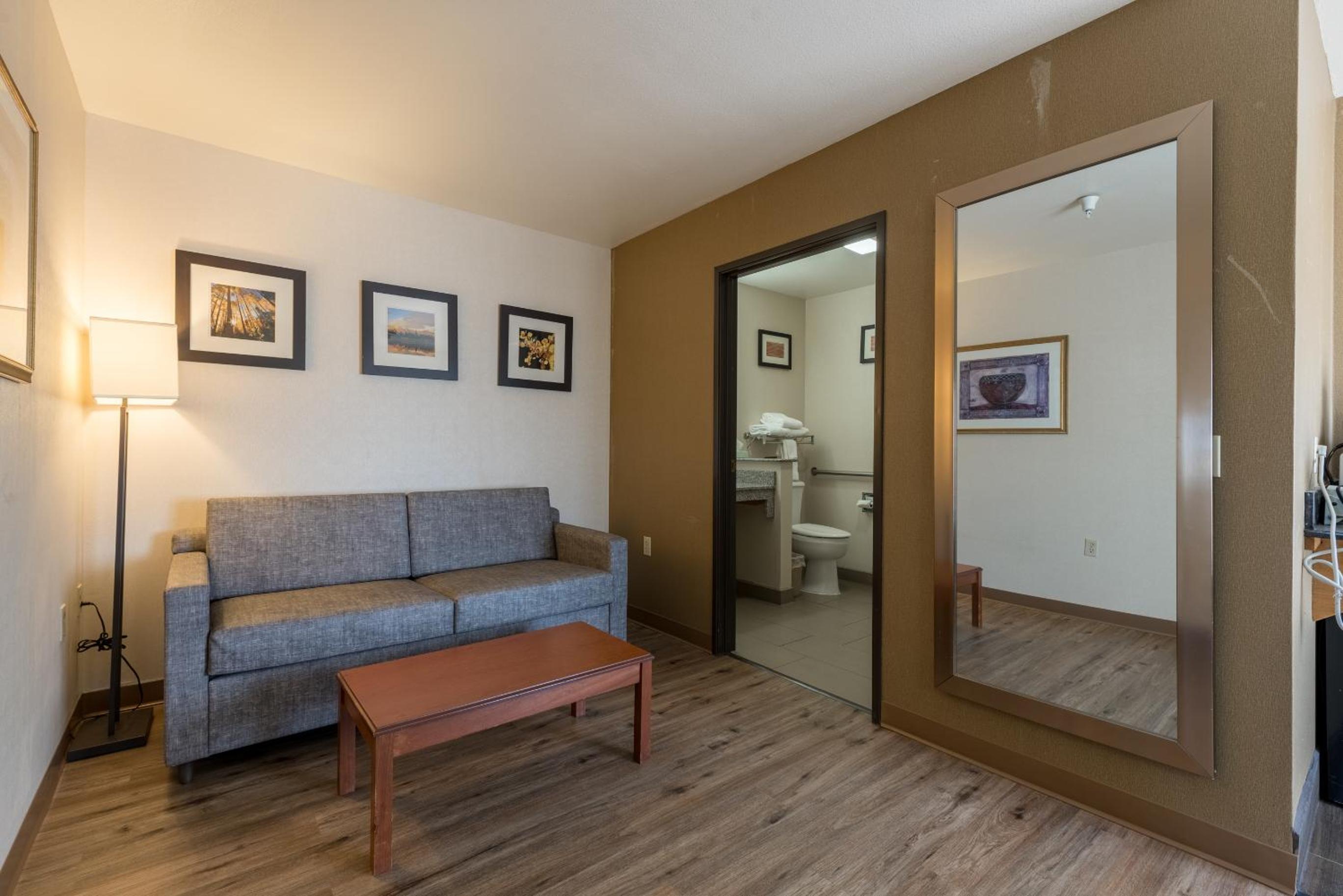 King Suite - Non-Smoking - Photo 4